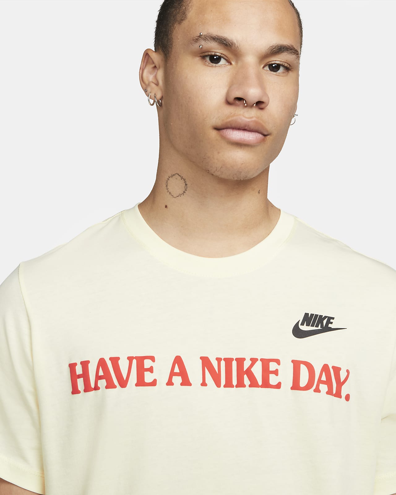 Nike Sportswear 男款T 恤。Nike TW