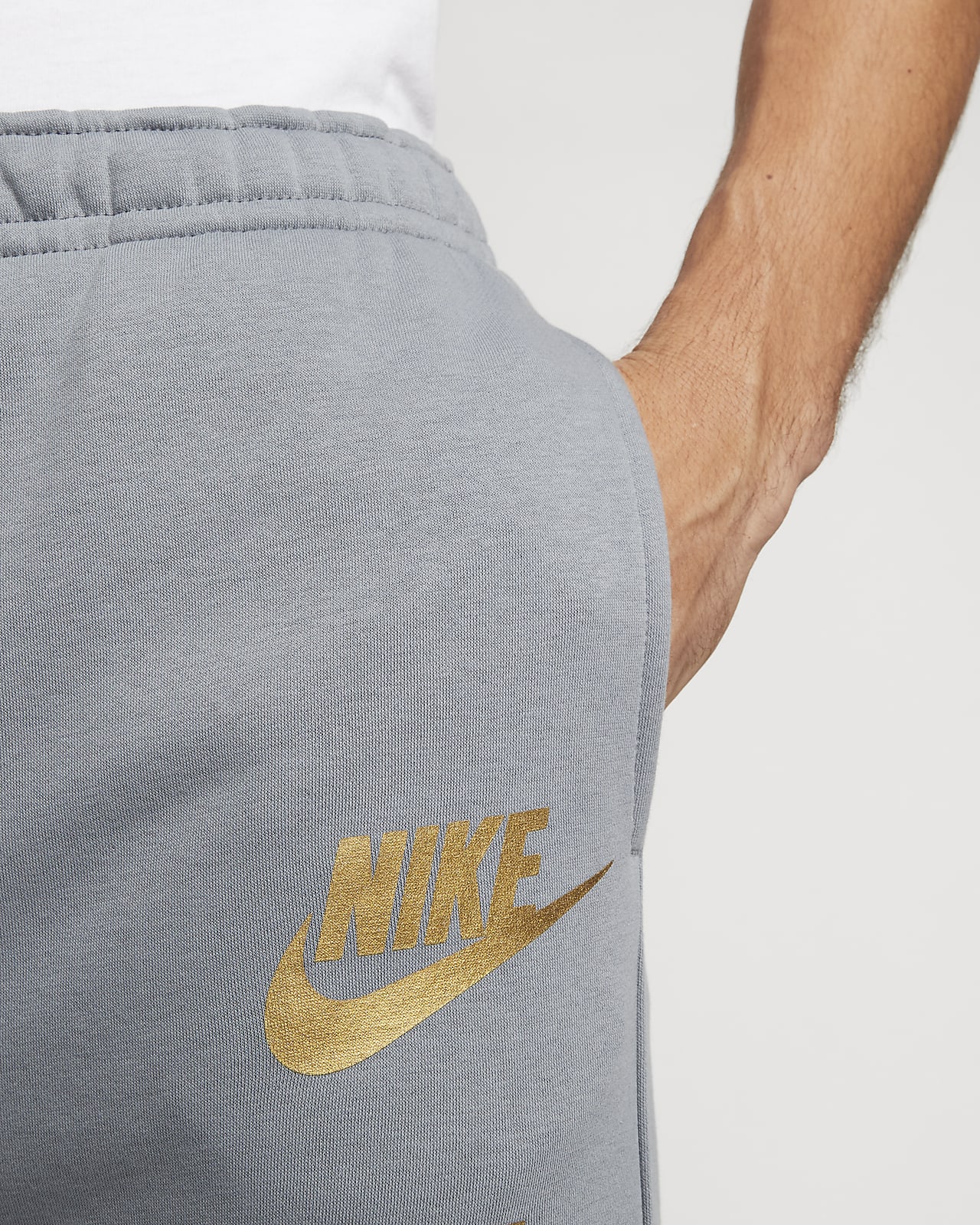 Nike Sportswear Standard Issue Men's Cargo Trousers. Nike BE