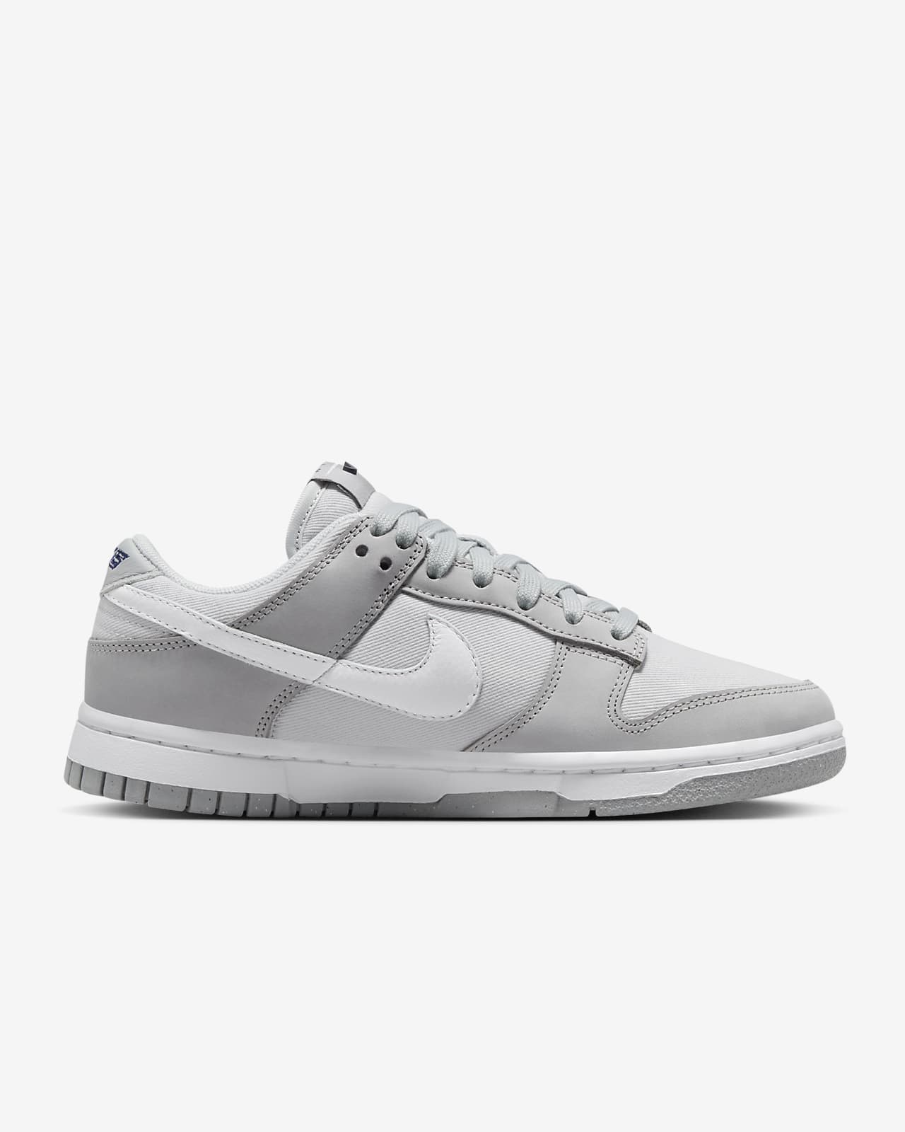 Calzado para mujer Nike Dunk Low.