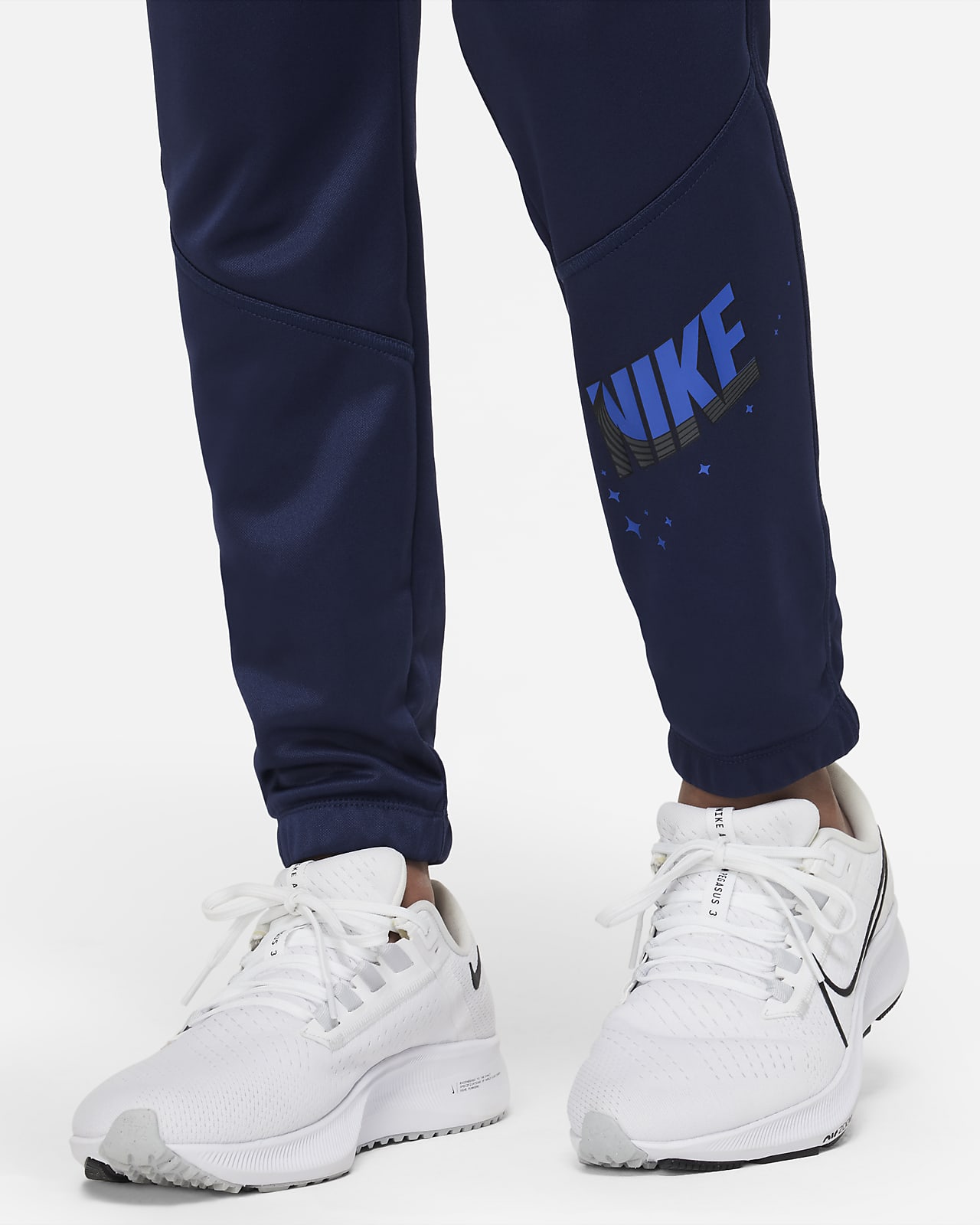 Nike Therma-FIT Trainingsbroek met toelopende pasvorm voor jongens. Nike BE