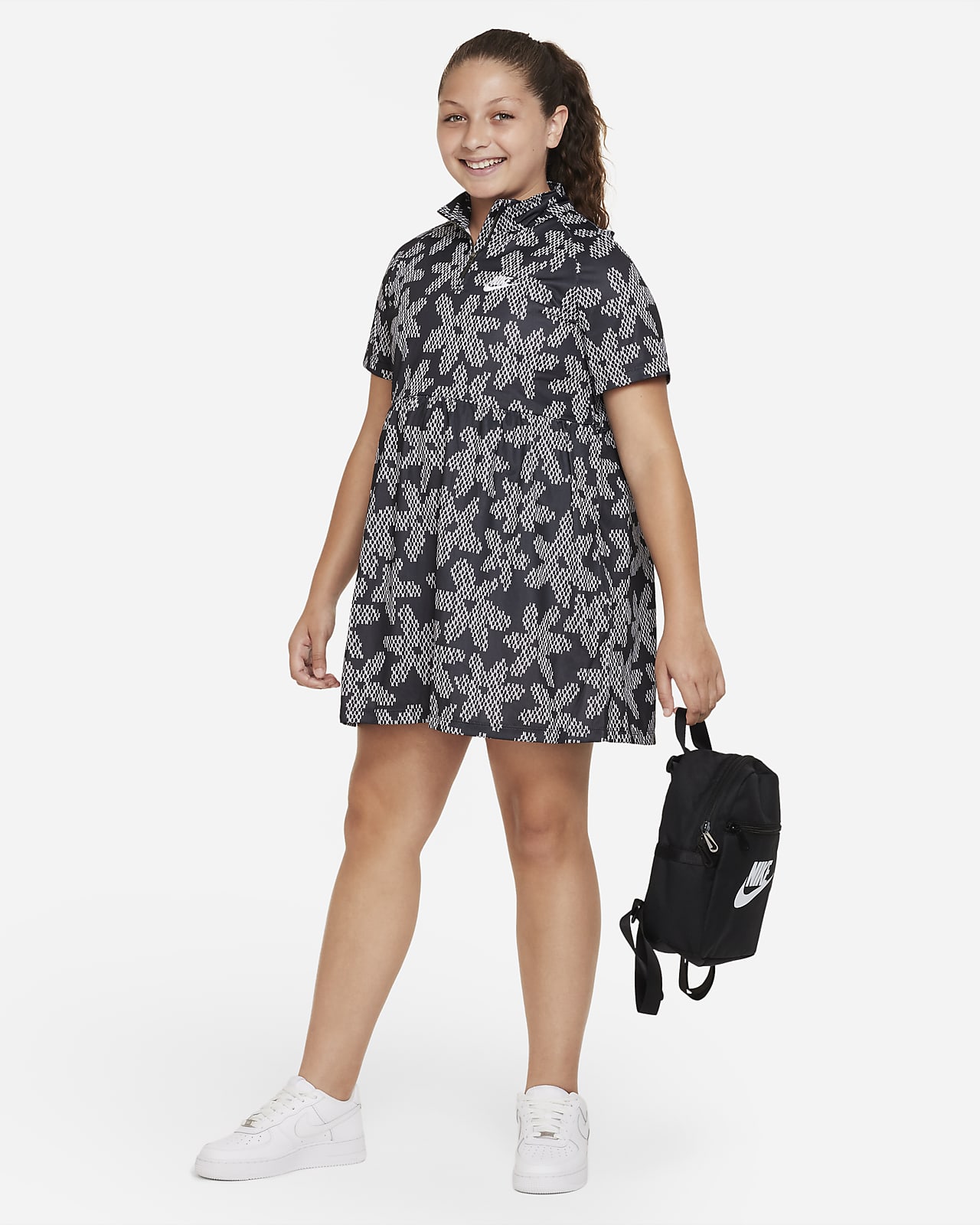 Vestido de manga corta con estampado para niña talla grande Nike Sportswear  (Talla amplia). 