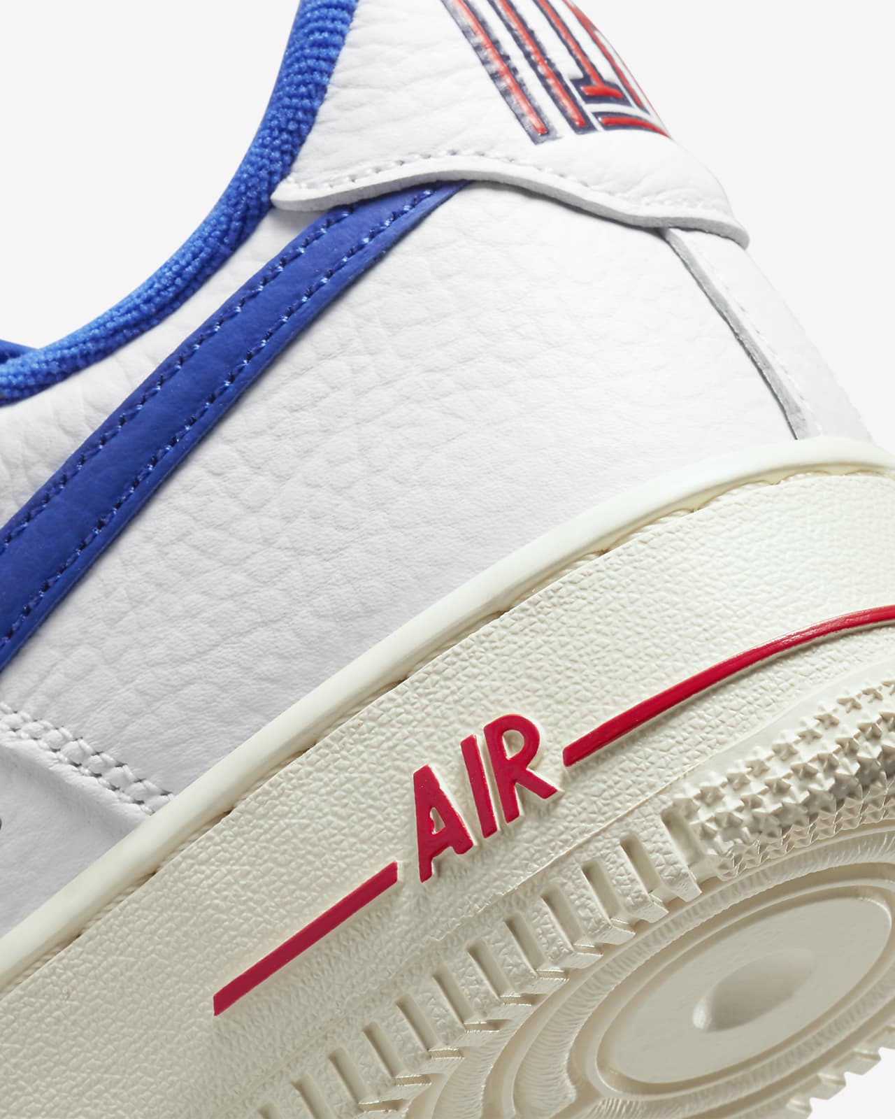 Nike Air Force 1 '07 Trainers in White and Blue