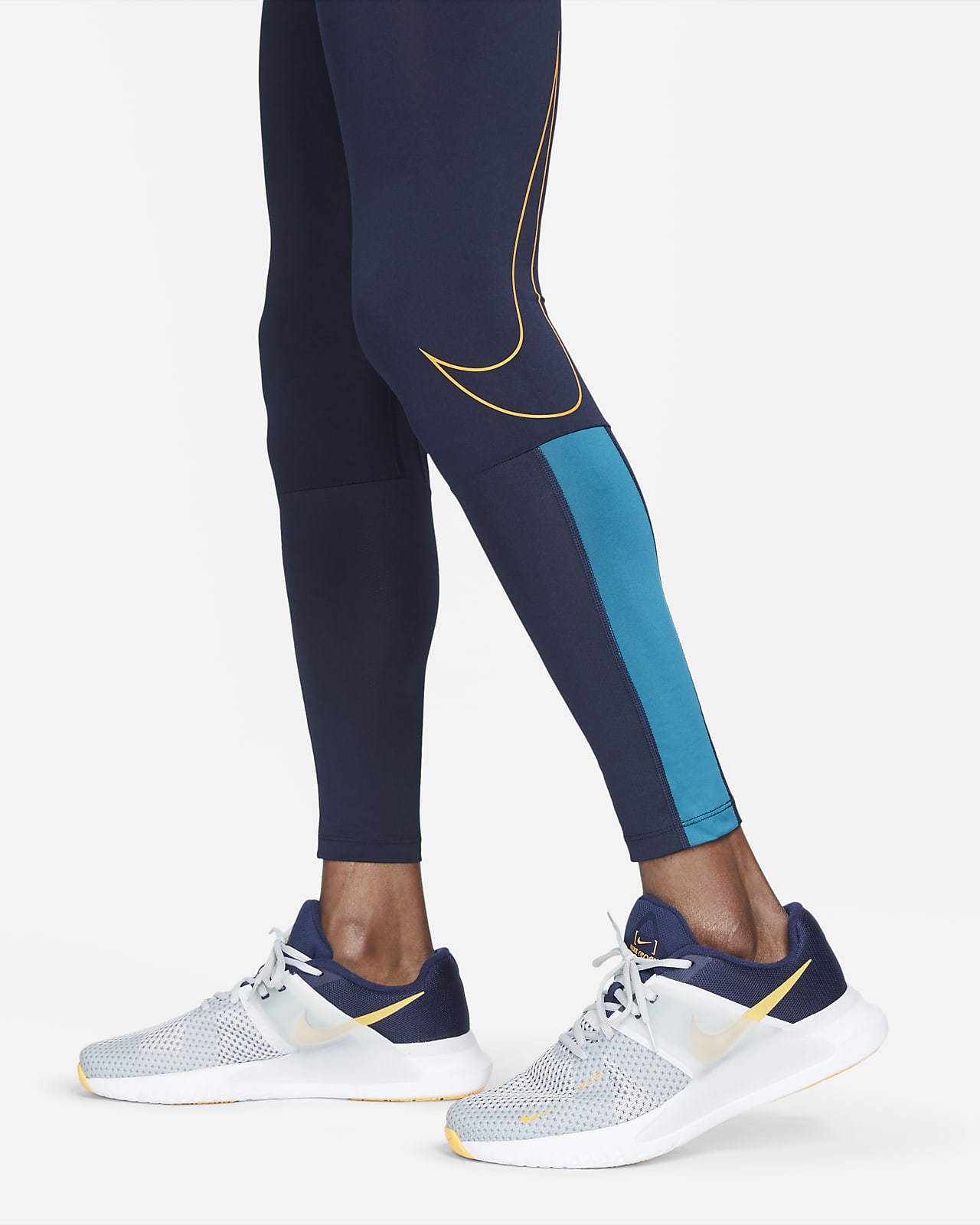 Mooie vrouw Manoeuvreren as Nike Pro Dri-FIT Men's Training Tights. Nike.com