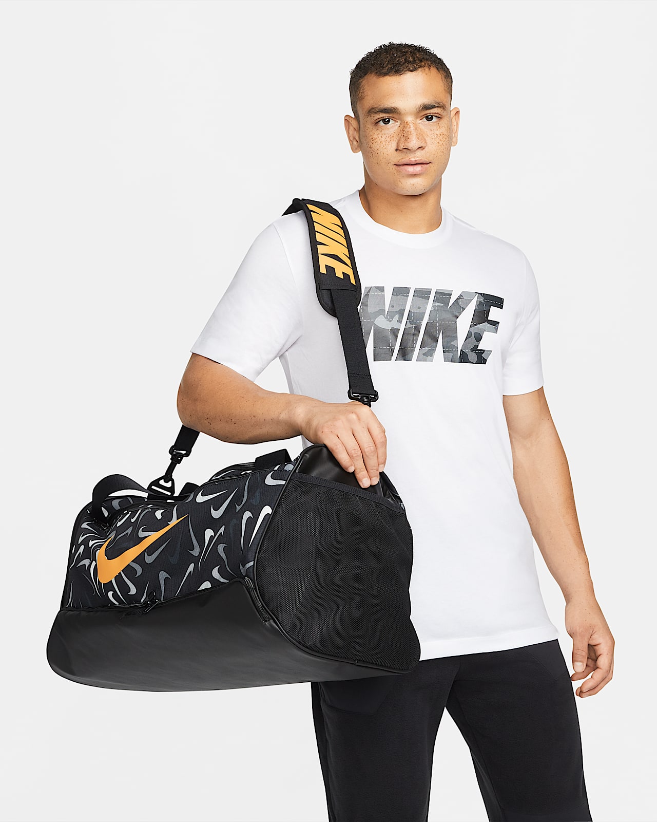 Maleta de entrenamiento estampada Nike Brasilia 9.5 (mediana, 60L). Nike.com