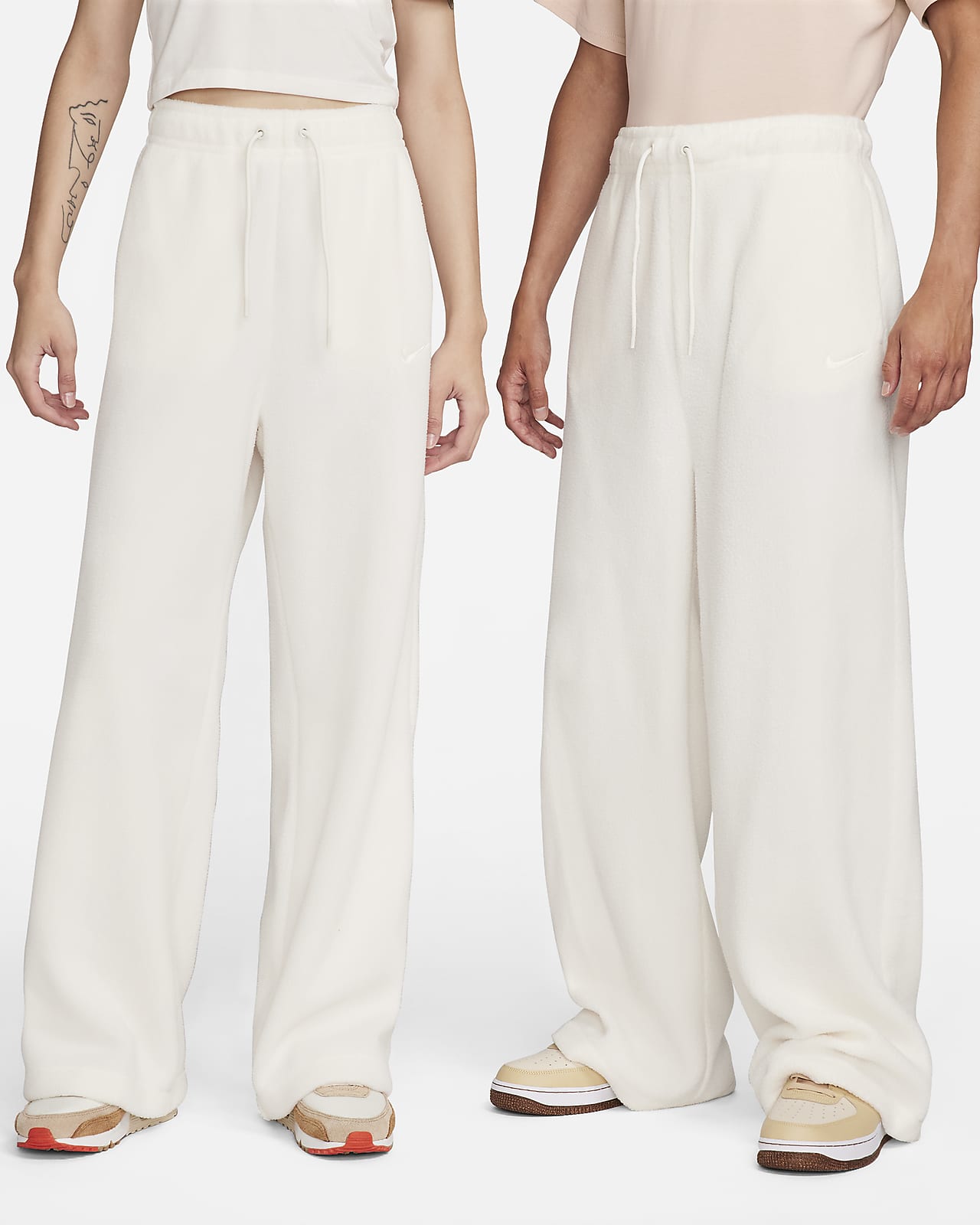 Pantalones Nike para mujer medianos blancos beige rompevientos tenis con  logotipo Swoosh