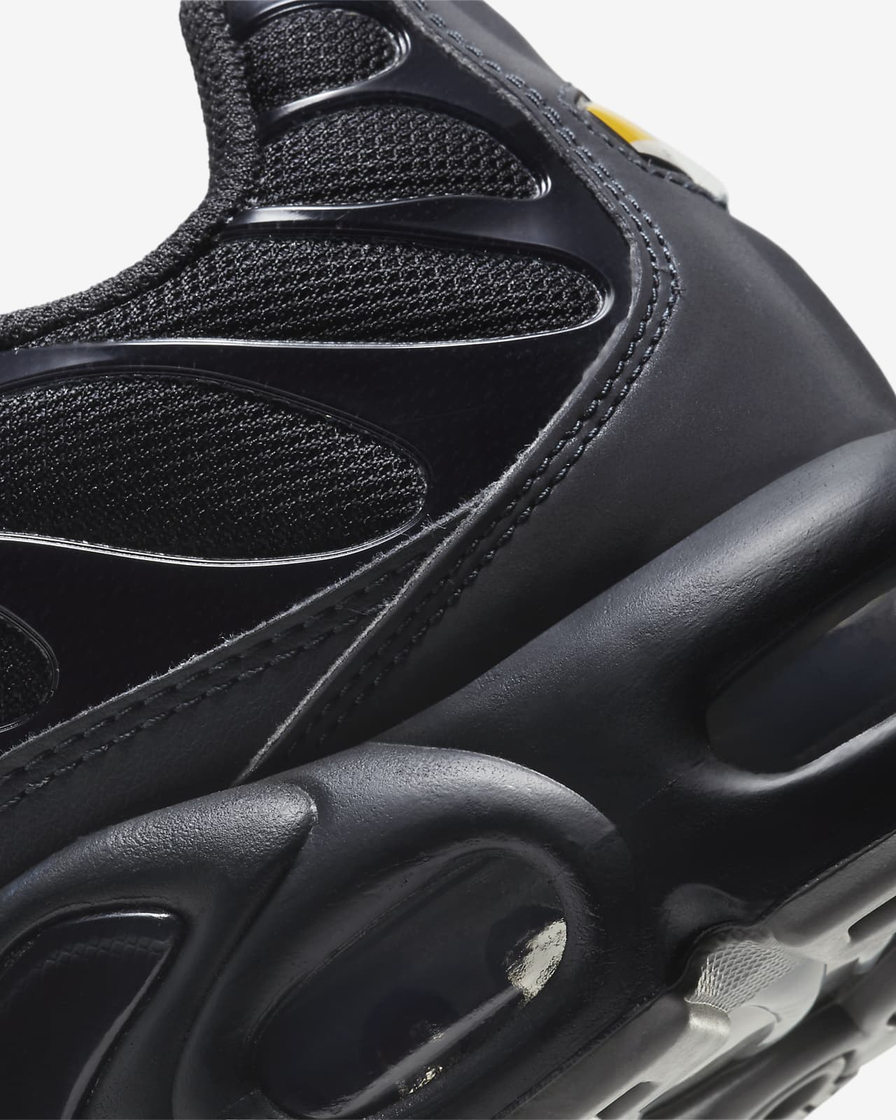 nike air max plus men's black and white