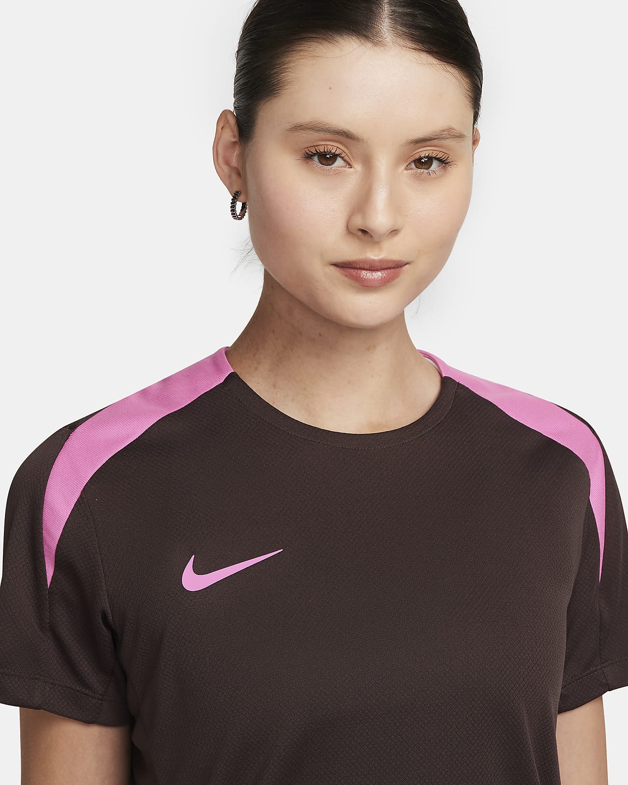 Playera de fútbol de manga corta Dri-FIT para mujer Nike Strike.