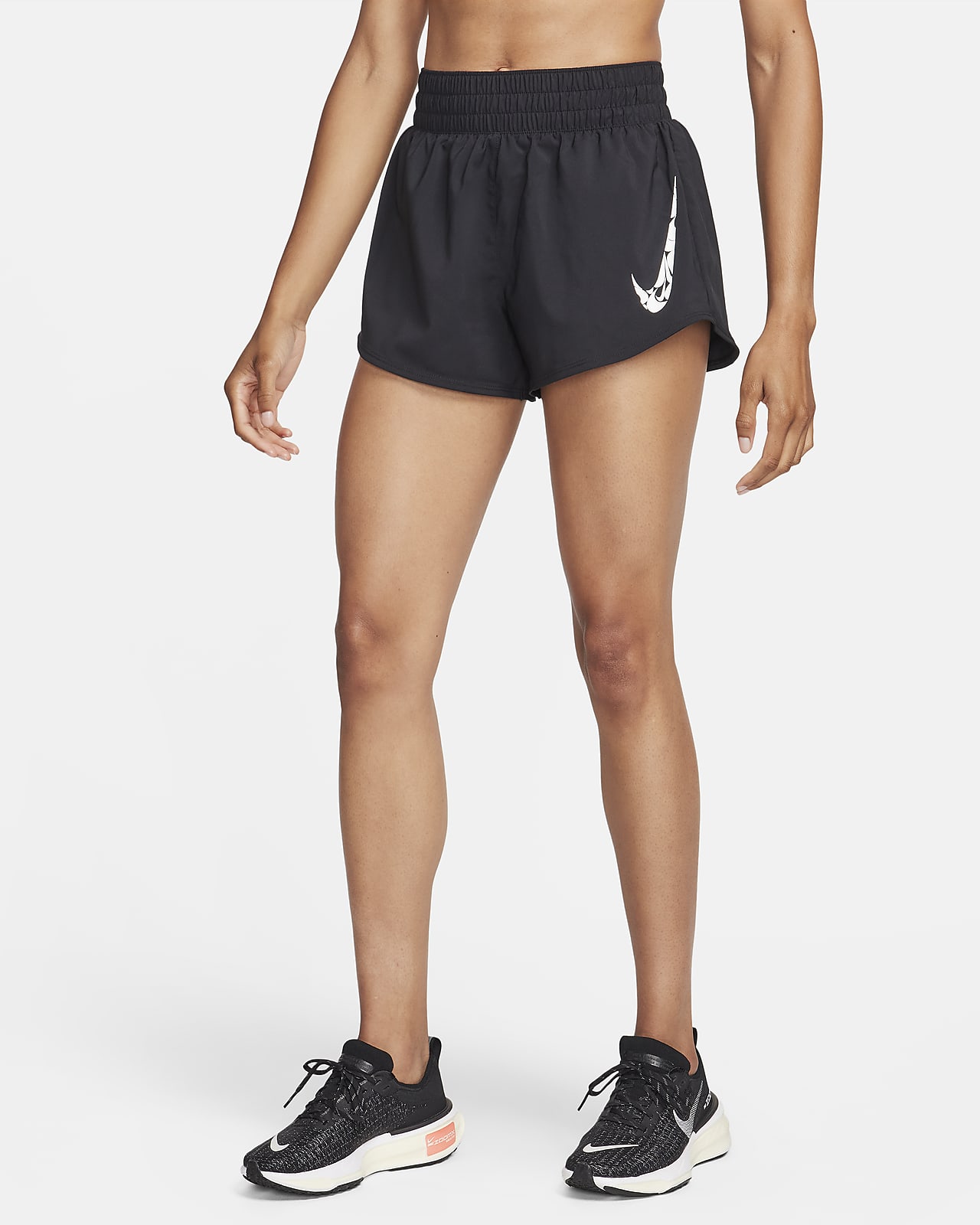 Nike One Dri-FIT damesshorts met halfhoge taille en binnenbroekje (8 cm)