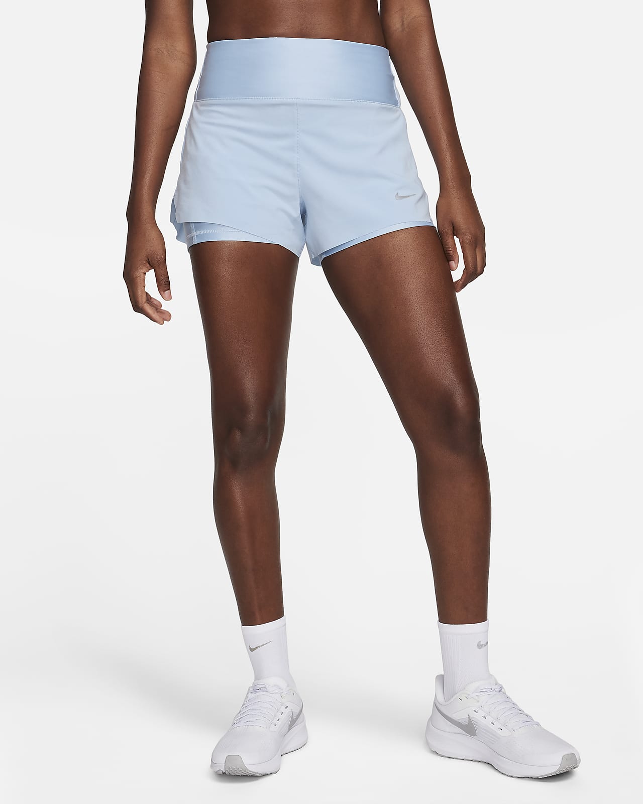 Nike Dri-FIT Swift 2-i-1-løpeshorts med mellomhøyt liv og lommer til dame (8 cm)