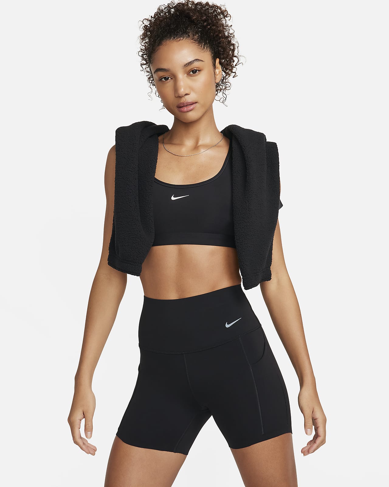 Nike Universa közepes tartást adó, magas derekú, 13 cm-es női kerékpáros rövidnadrág zsebekkel