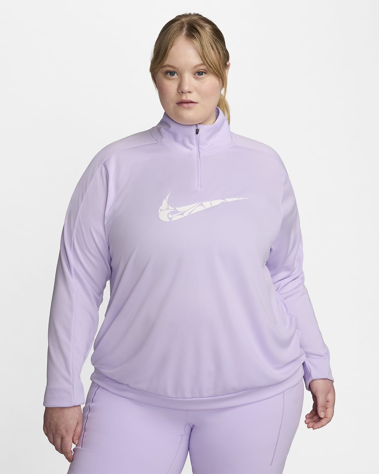 Γυναικεία ενδιάμεση μπλούζα Dri-FIT με φερμουάρ στο 1/4 του μήκους Nike Swoosh (μεγάλα μεγέθη)