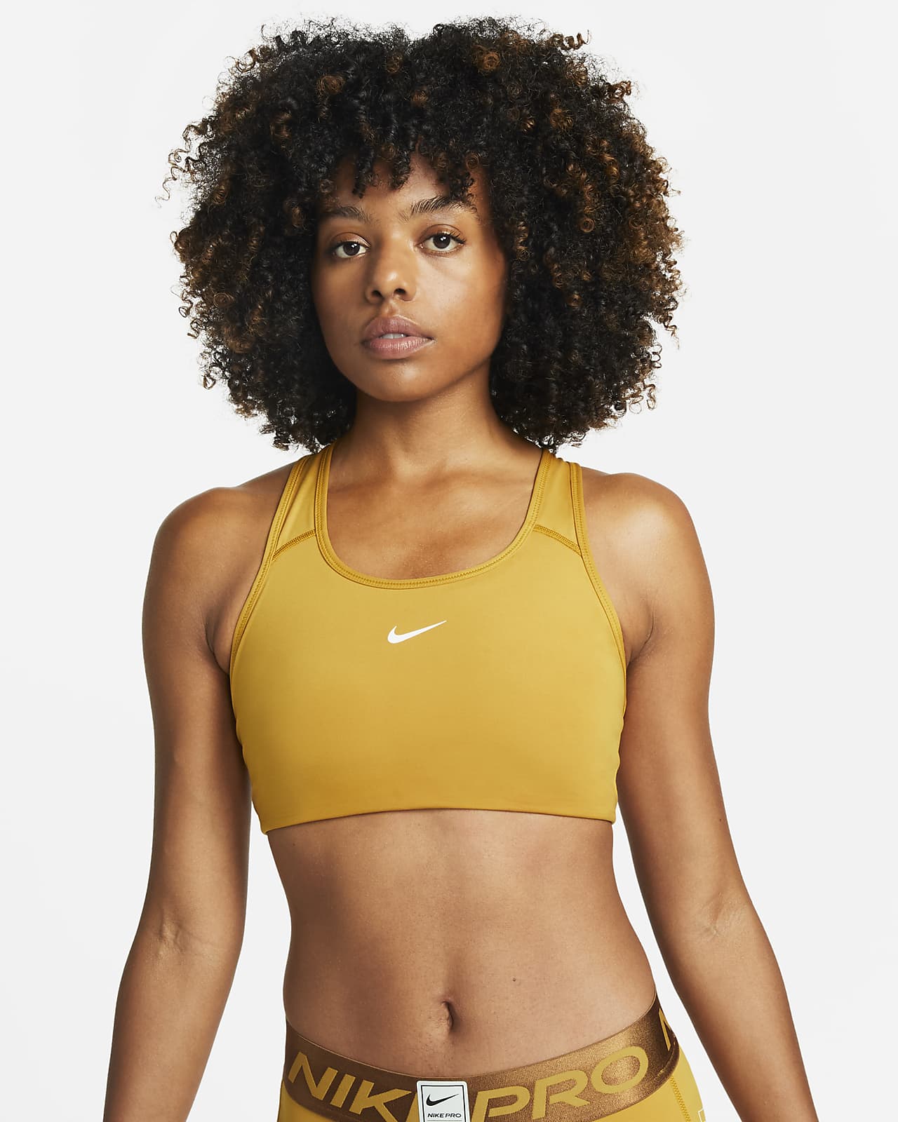 Nike Swoosh-sports-bh med medium støtte og indlæg i et stykke til kvinder