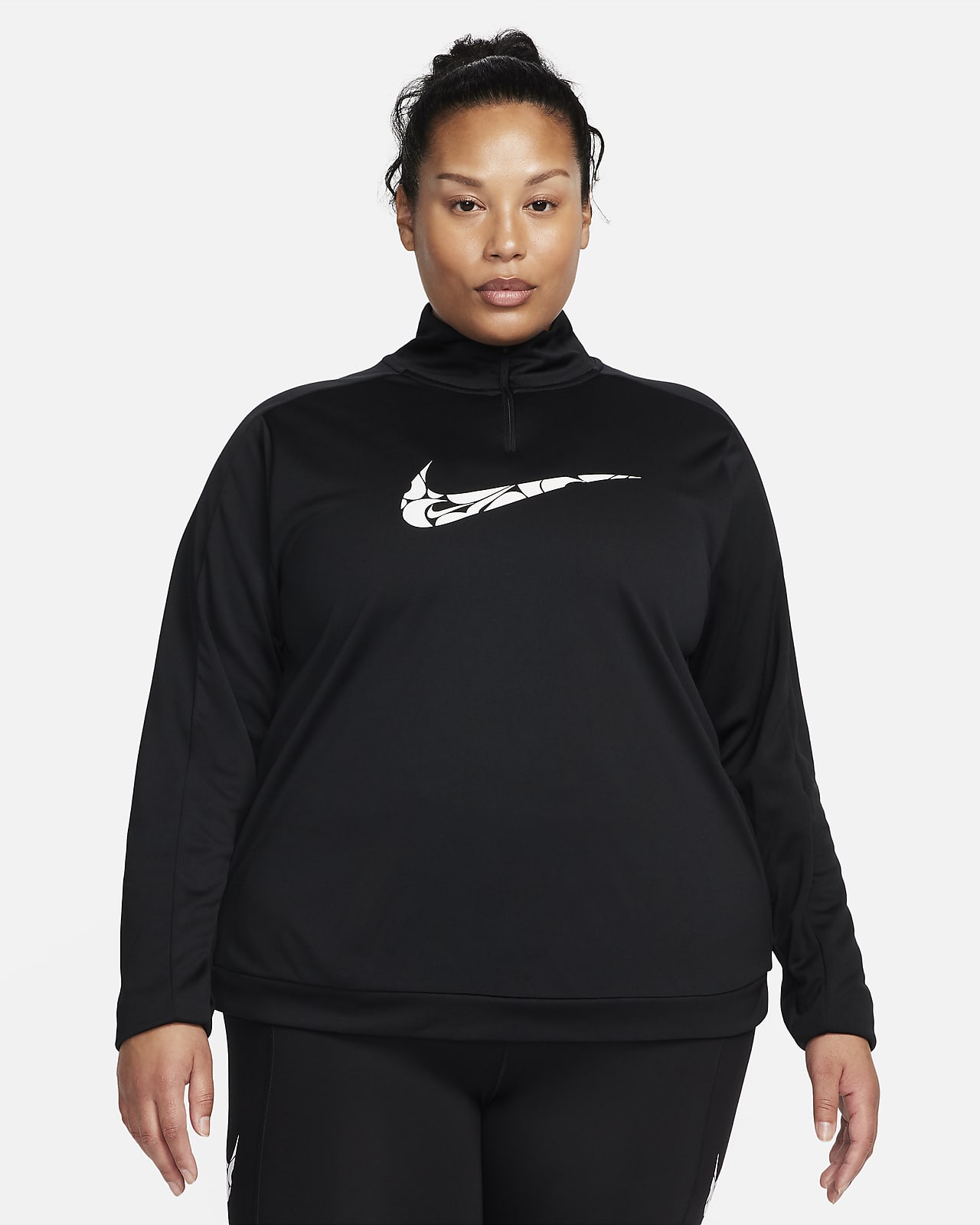 Camada intermédia com fecho a 1/4 Dri-FIT Nike Swoosh para mulher (tamanhos grandes)
