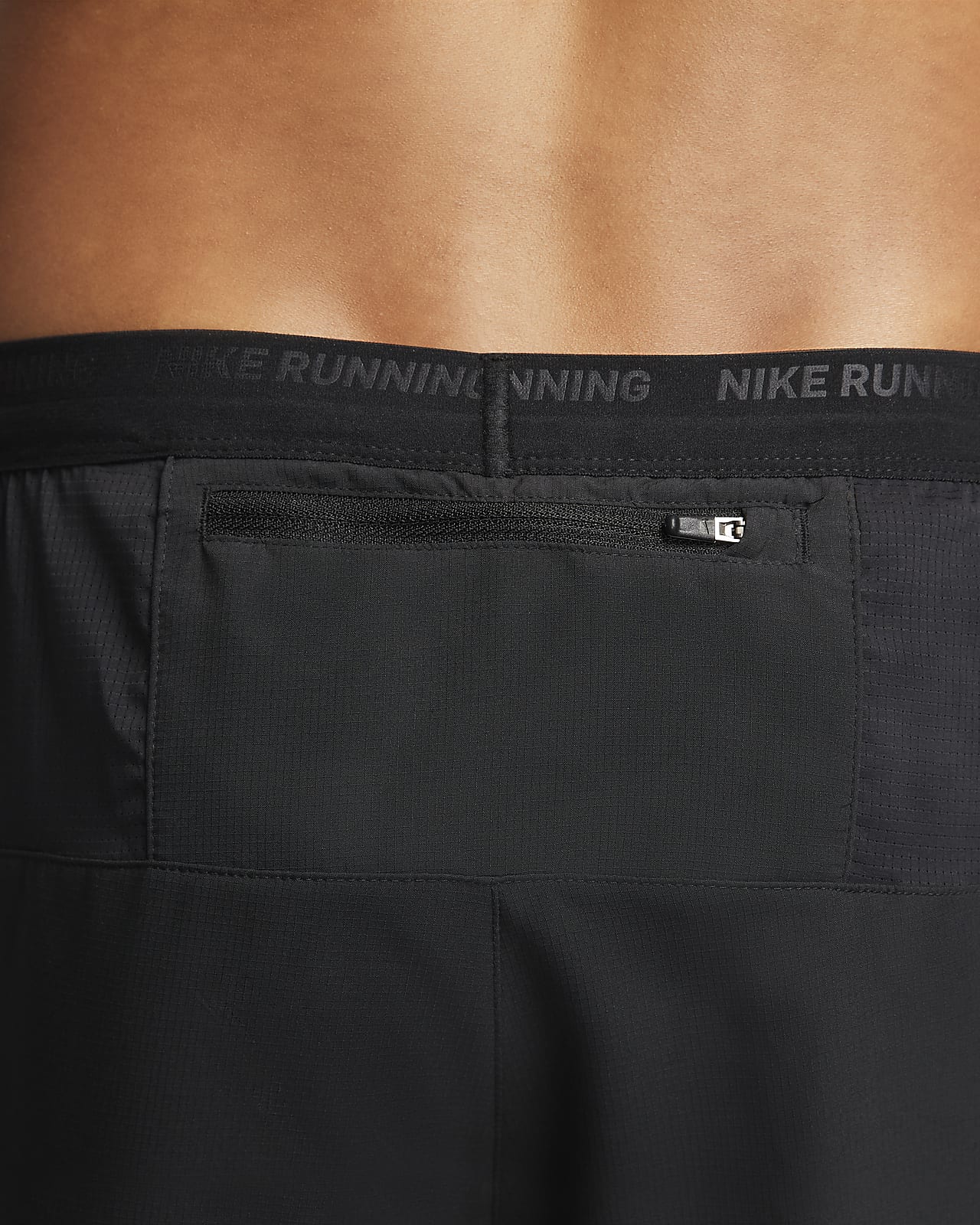 Short running Nike Stride homme - Coloris gris, bandes réfléchissantes
