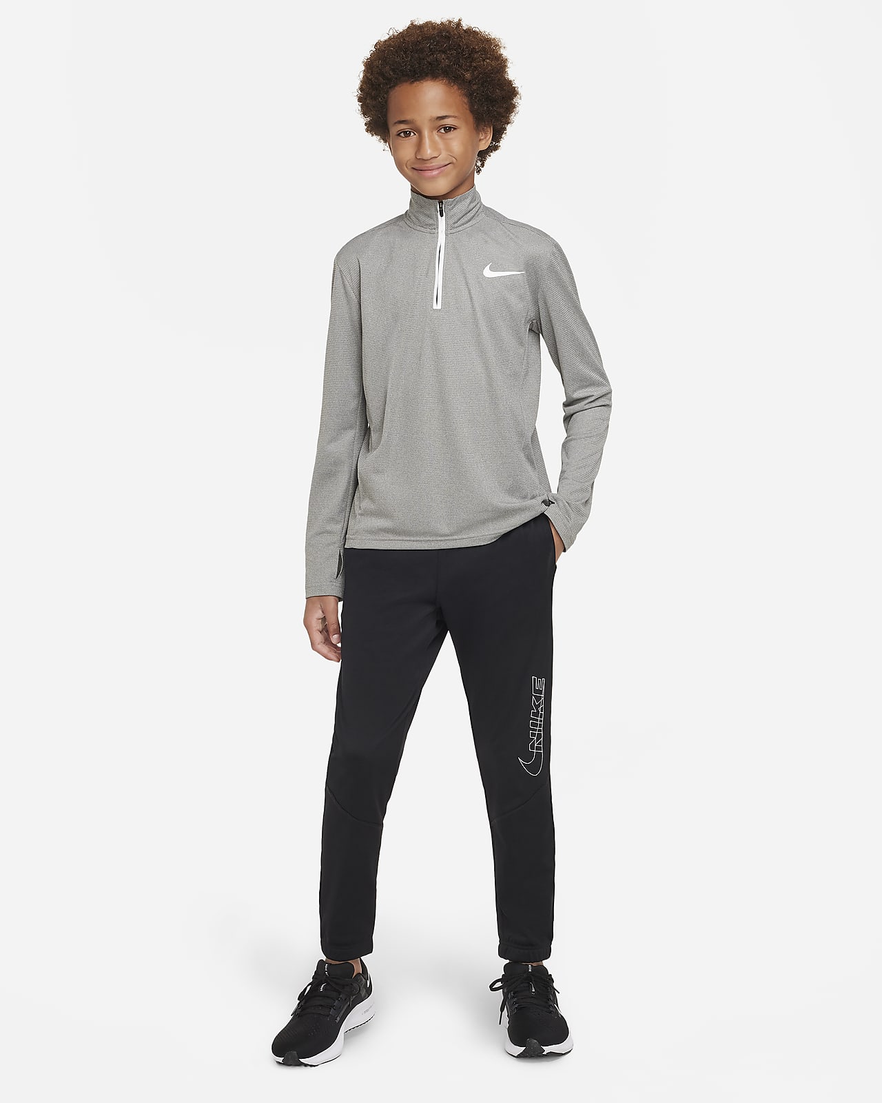 Nike Therma-FIT Grafische trainingsbroek met toelopende pijpen voor jongens.  Nike NL