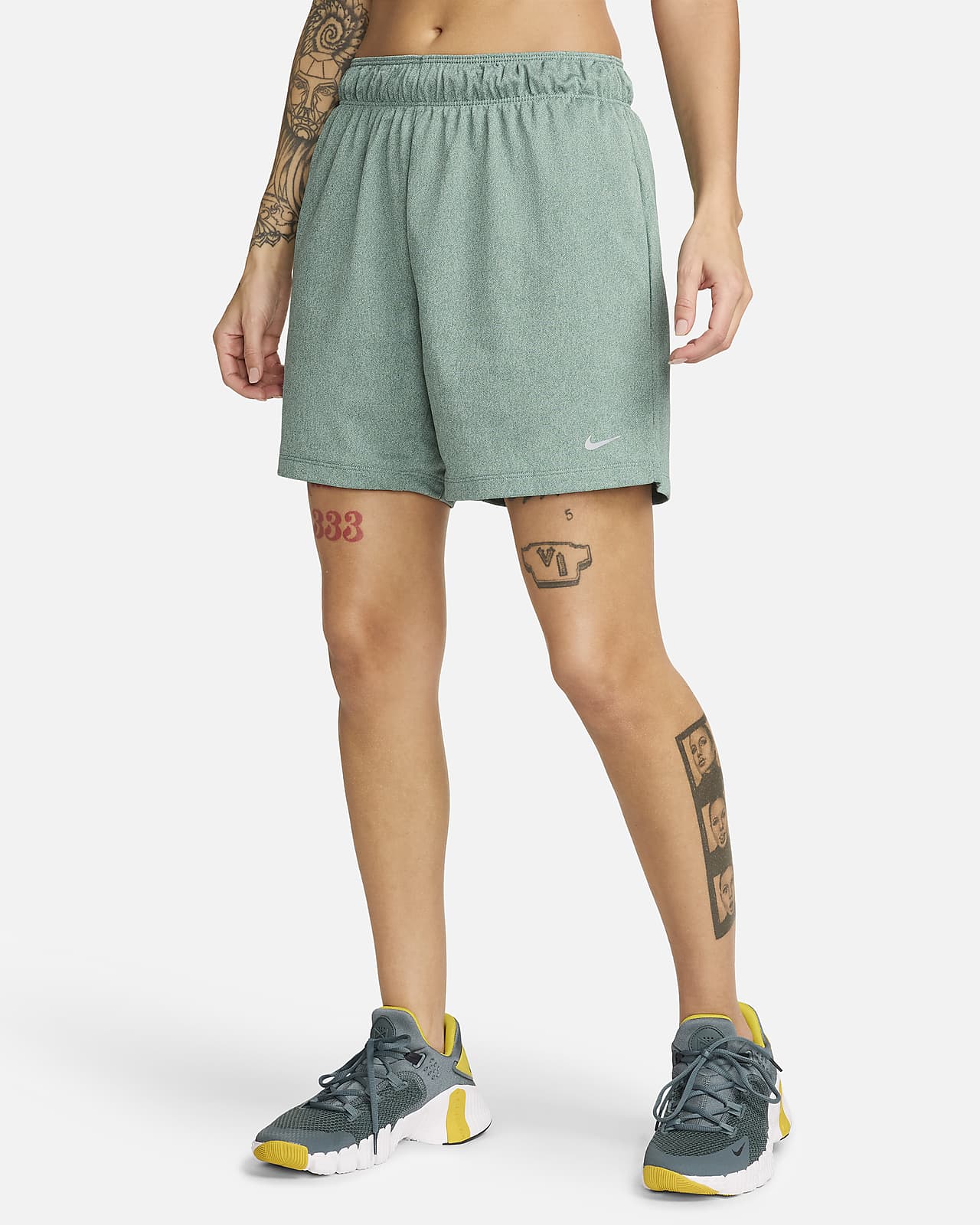 Nike Attack Dri-FIT középmagas derekú, 13 cm-es, bélés nélküli női fitneszrövidnadrág