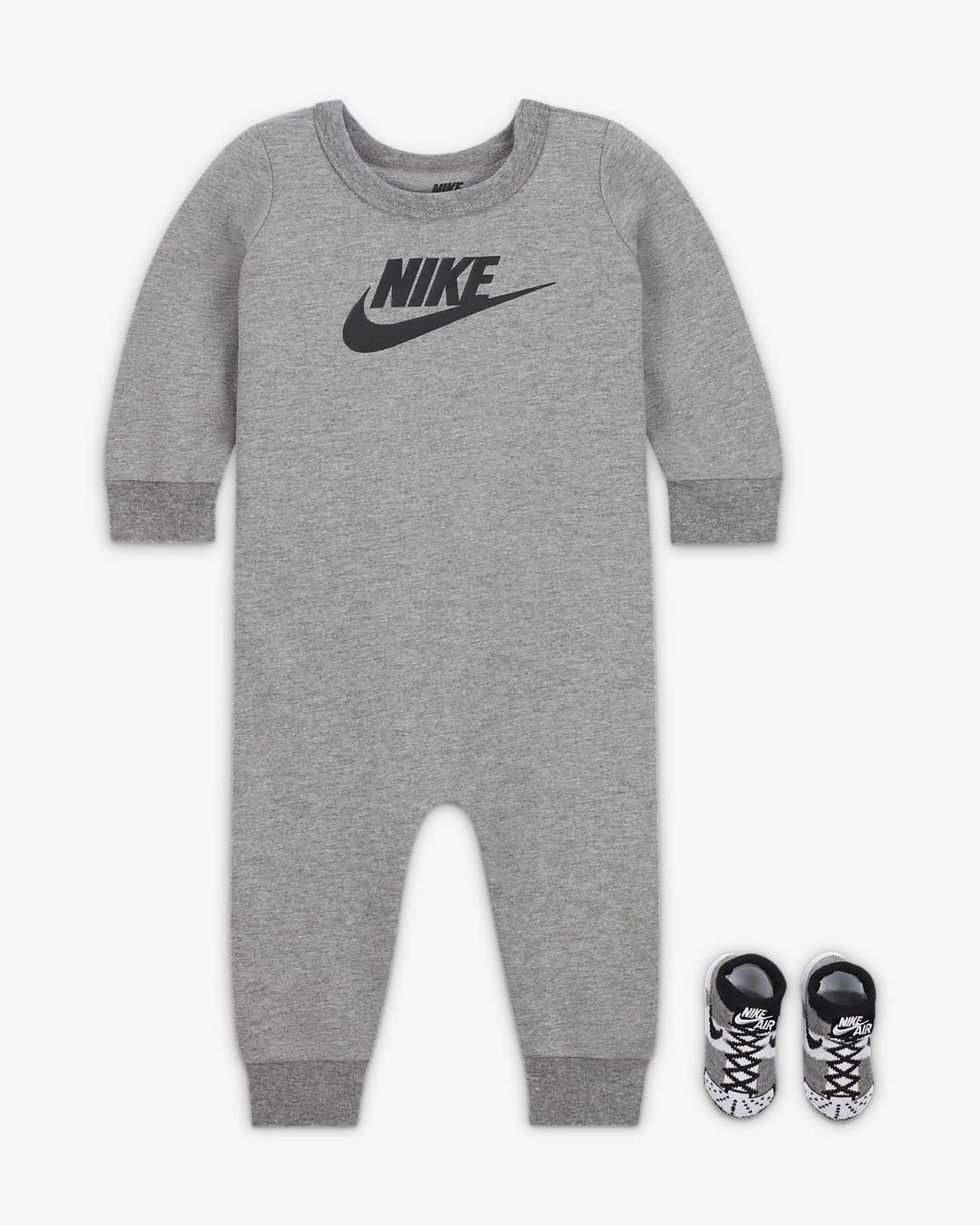 de dos piezas de mono y botines para bebé Nike.