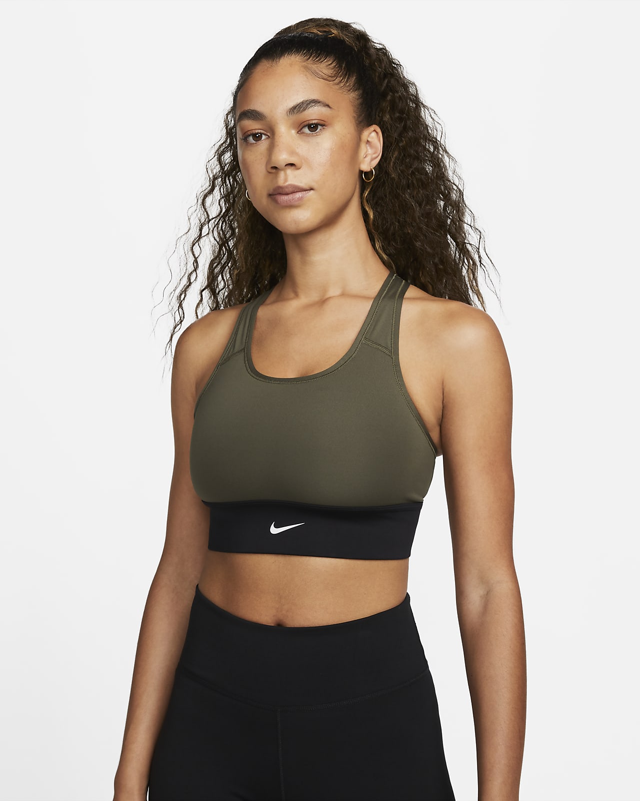 Nike Swoosh lengre sports-BH med innlegg i én del, bredt bånd og middels støtte til dame