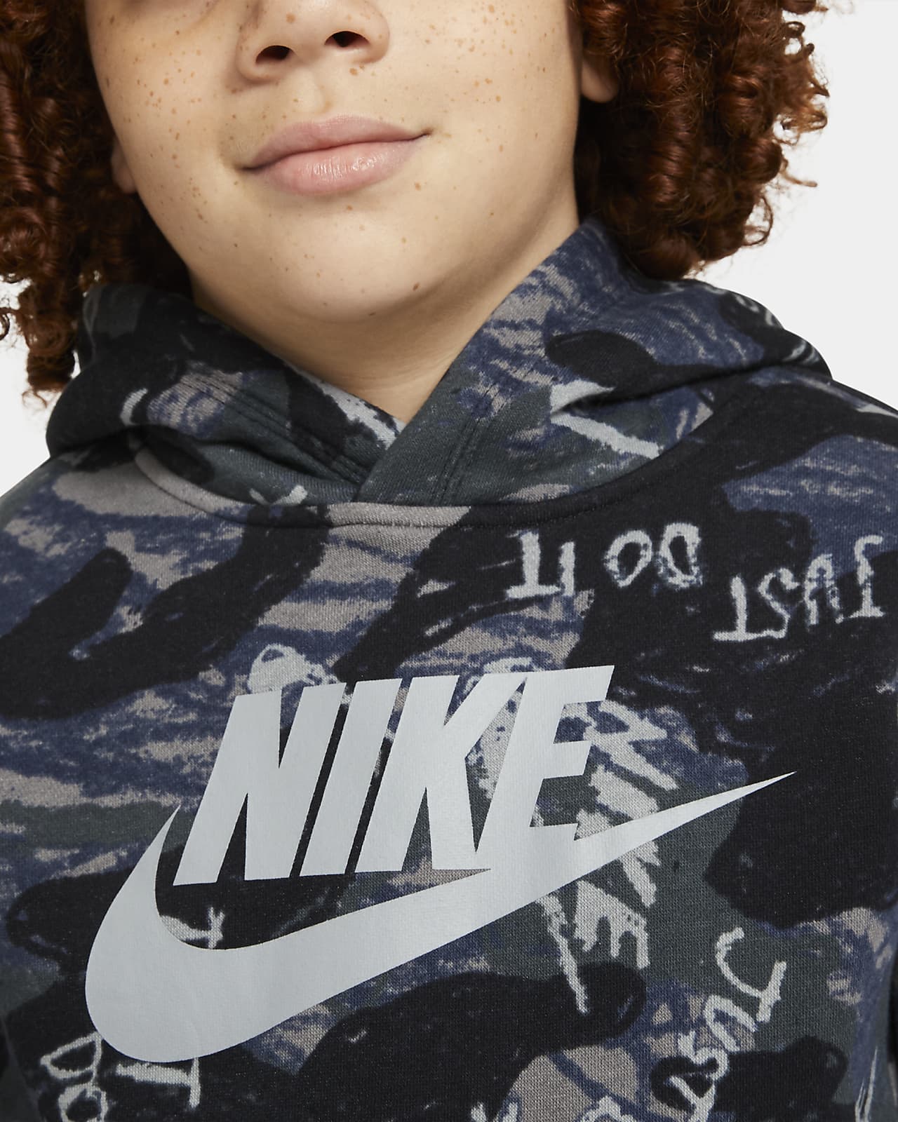 Nike公式 ナイキ スポーツウェア クラブ フリース ジュニア ボーイズ プリンテッド プルオーバー パーカー オンラインストア 通販サイト