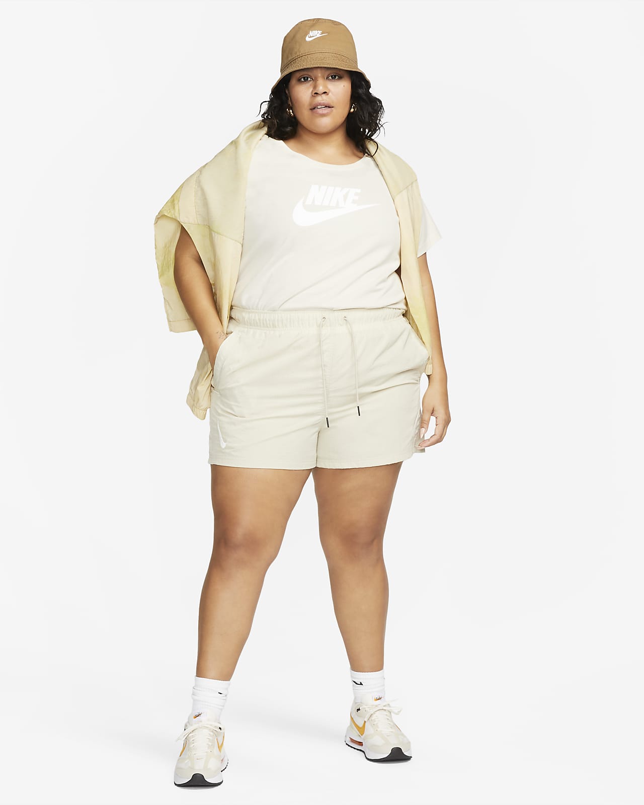 Kommunikationsnetværk kontanter Overstige Nike Sportswear Essentials Women's Logo T-Shirt (Plus Size). Nike.com