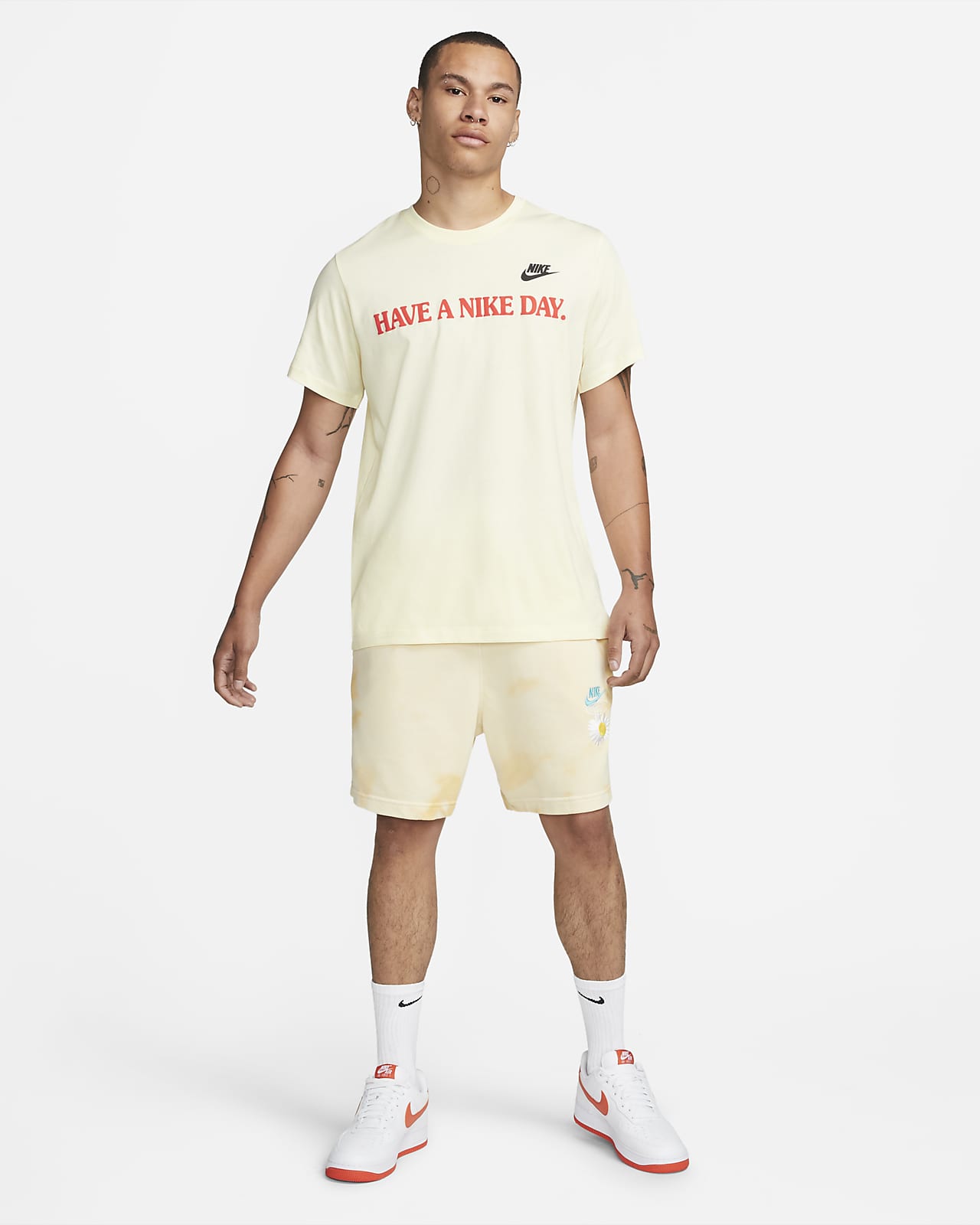 Nike Sportswear 男款T 恤。Nike TW
