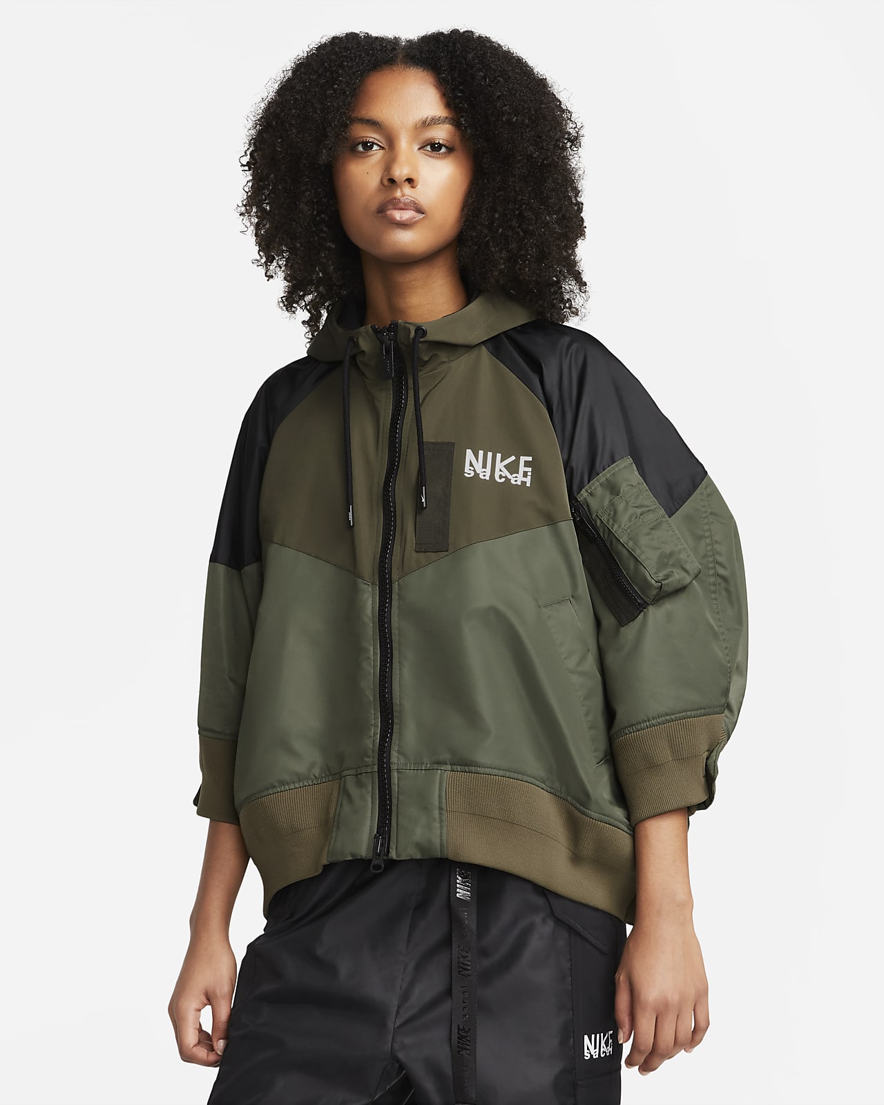 Nike x sacai Damesjack met capuchon en rits. Nike BE