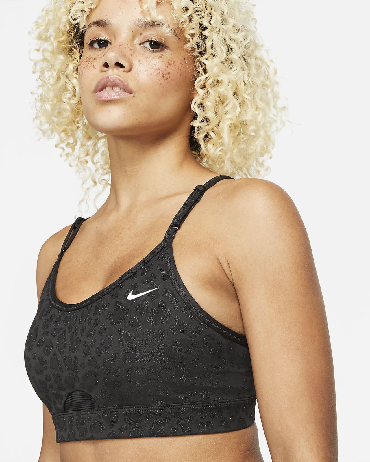 Nike Dri-FIT Indy Sujetador deportivo de sujeción ligera con almohadilla y  brillo - Mujer. Nike ES