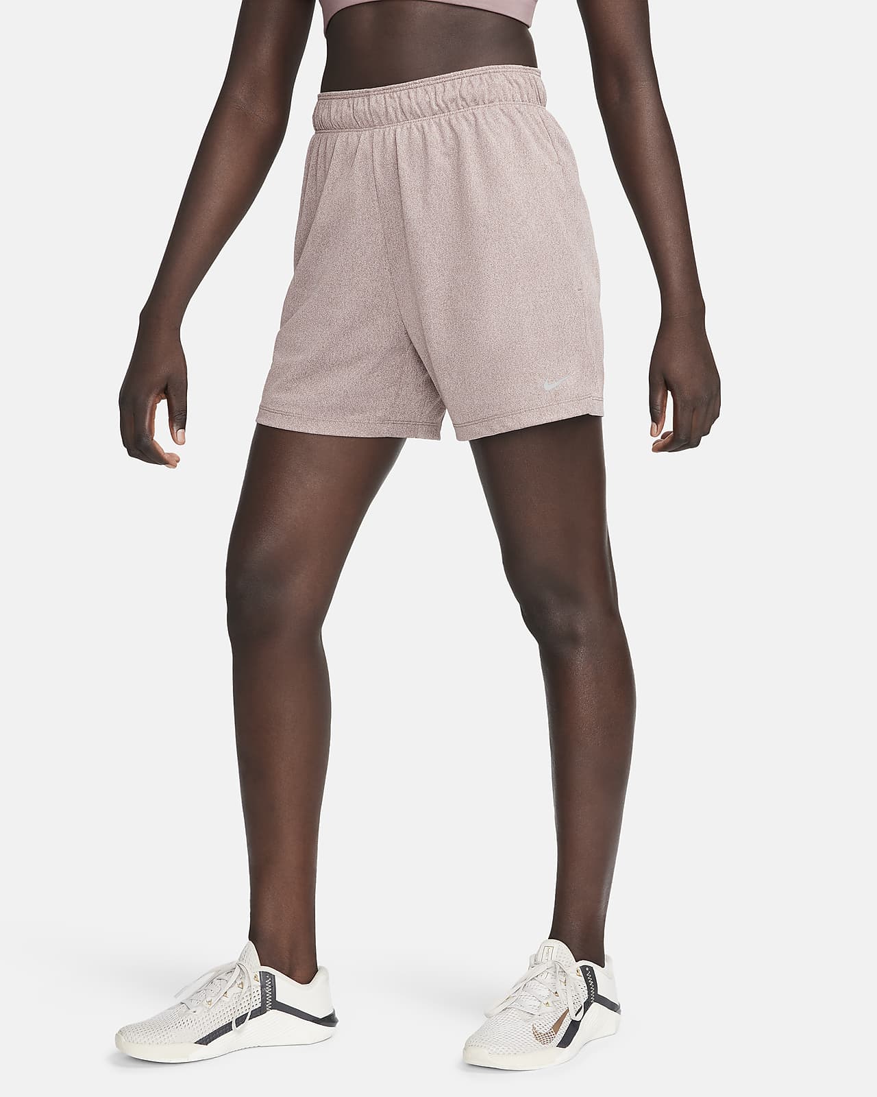 Nike Attack ongevoerde fitnesshorts met Dri-FIT en halfhoge taille voor dames (13 cm)