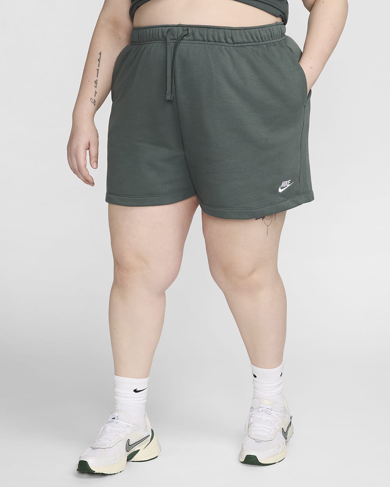 Shorts Nike Sportswear Club Fleece de tiro medio para mujer (talla grande)