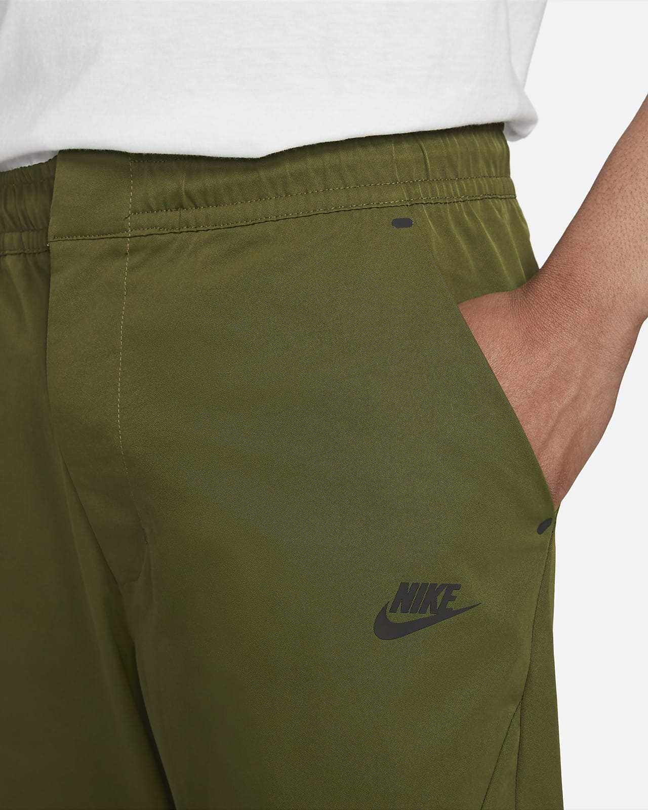 Nike Sportswear Tech Essentials Men's Unlined Commuter Trousers. Nike CH