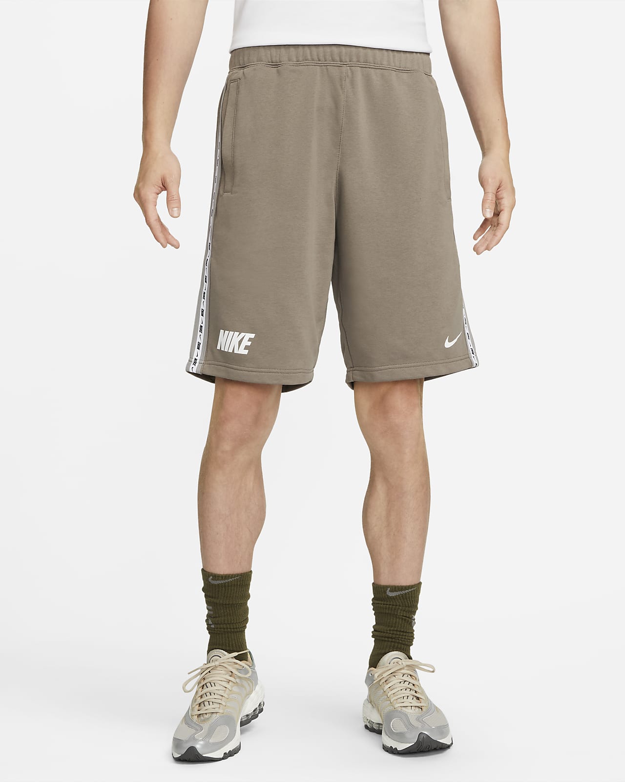 Nike Sportswear Pantalons curts de teixit French Terry amb estampat repetit - Home