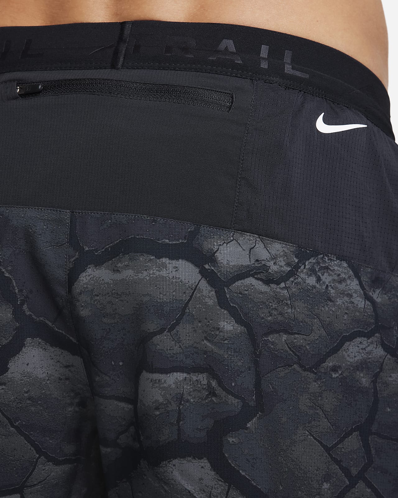 Nike Dri-FIT Stride-løbeshorts med indershorts (18 cm) og print til Nike DK