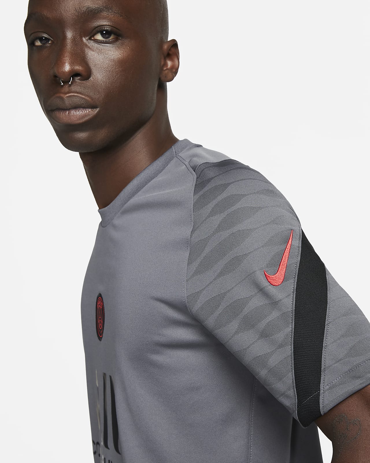 Haut de football à manches courtes Nike Dri-FIT Paris Saint-Germain Strike  pour Homme. Nike BE