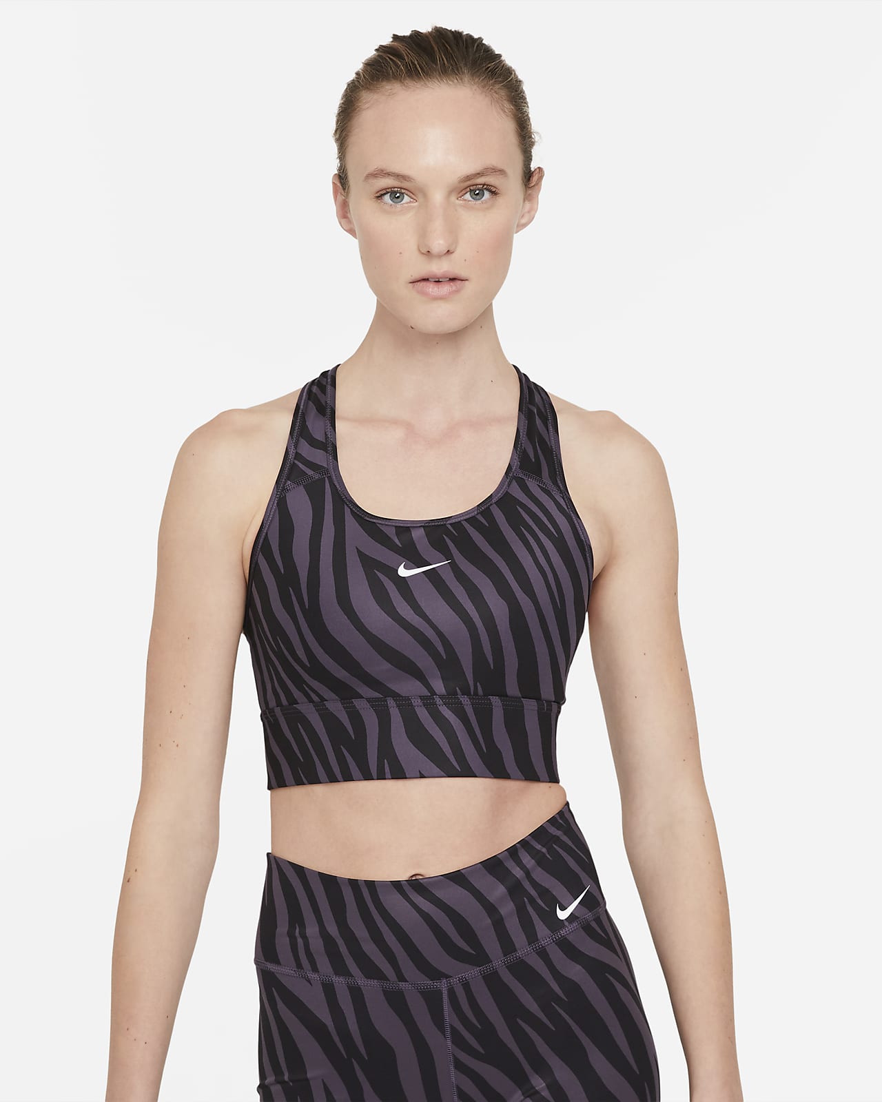 Sujetador deportivo de línea larga con almohadilla de una sola pieza de  sujeción media para mujer Nike Dri-FIT Swoosh Icon Clash. Nike.com