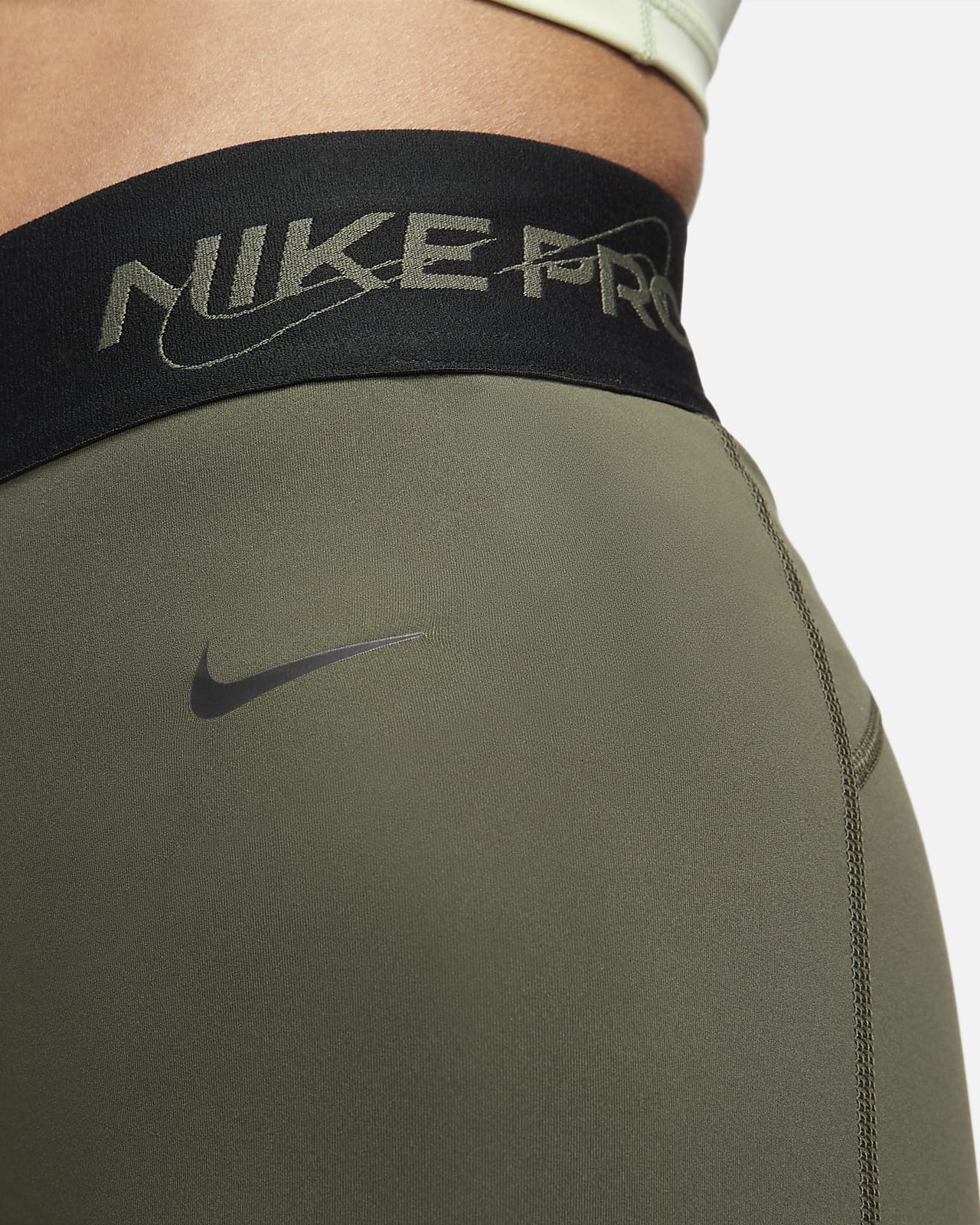 Nike Pro Grafik-Shorts (ca. 7,5 cm) mit halbhohem Bund für Damen. Nike LU