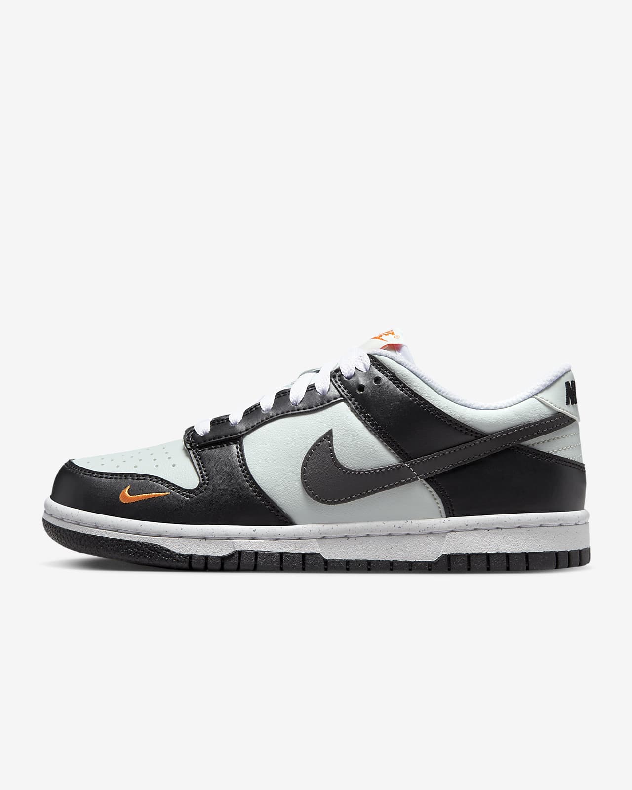 Nike Dunk 低筒大童鞋款。Nike TW