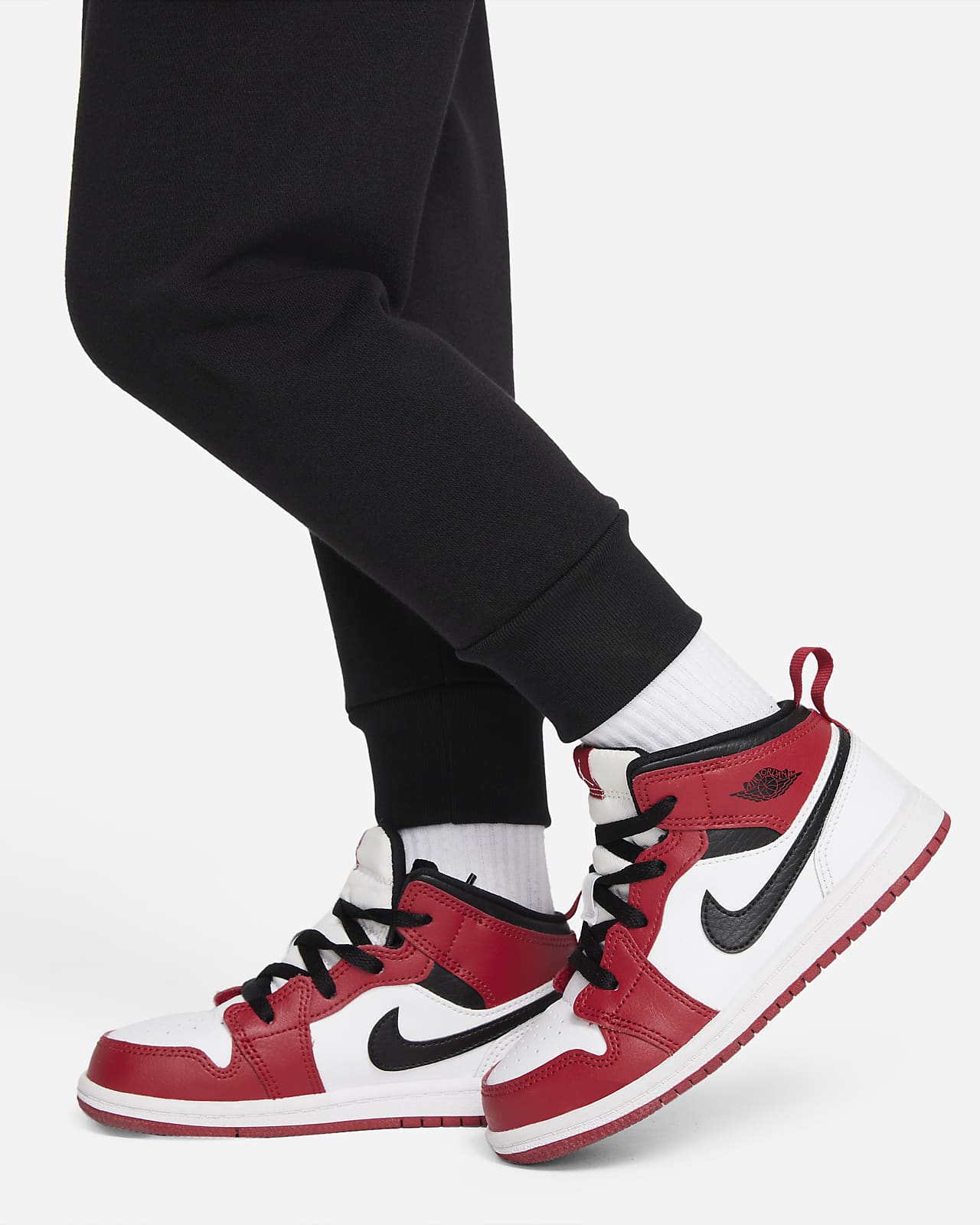 Conjunto de sudadera con gorro y pantalones para bebé Jordan. Nike.com