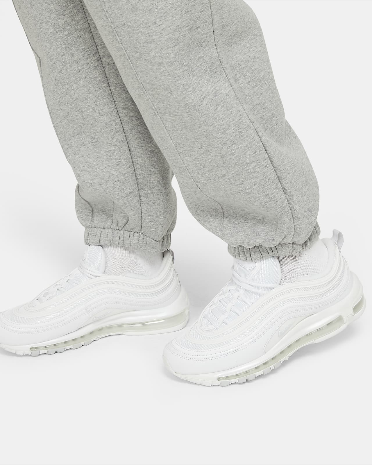 nike trend fleece loose fit cuffed sweatpants in blac