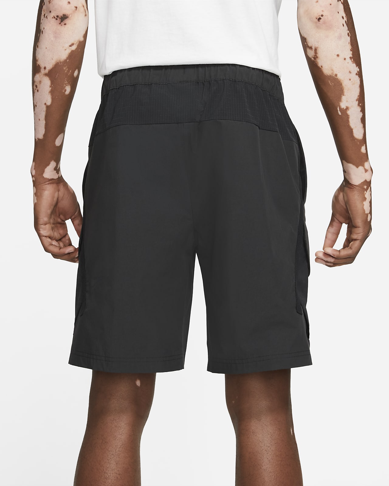 Short cargo Nike Sportswear Tech Pack pour Homme. Nike LU