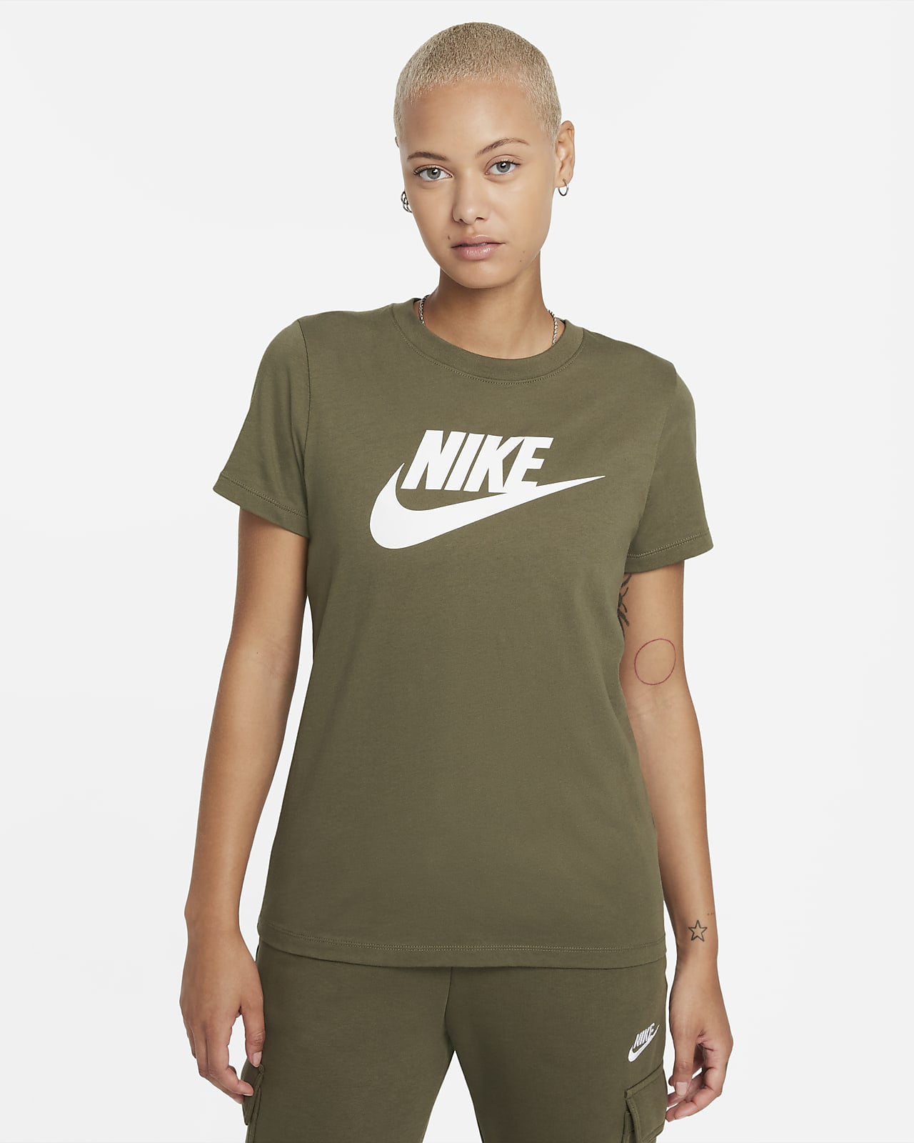 Playera Nike Sportswear Essential. Nike.com
