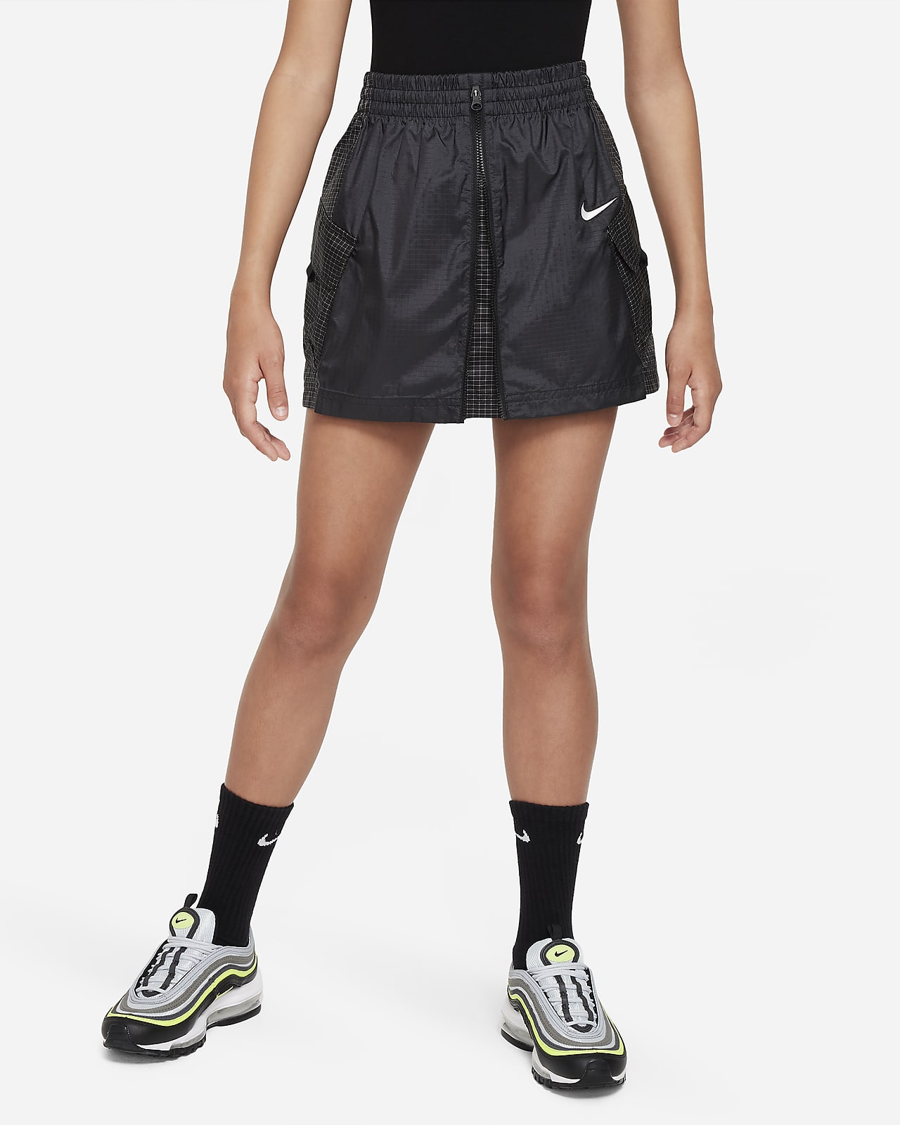 Falda militar de tiro alto para niña talla Nike Sportswear Outdoor Play. Nike.com