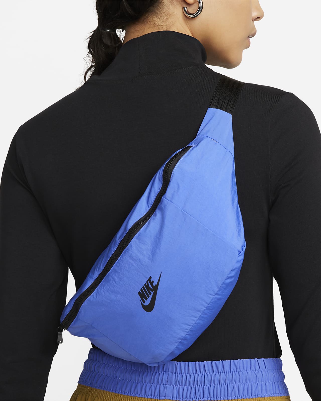 nike jacket that turns into a bag