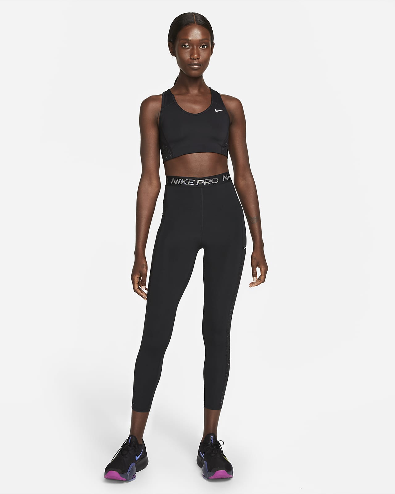 Bra deportivo sin almohadilla brillante de media sujeción para mujer Nike  Dri-FIT Swoosh. Nike.com
