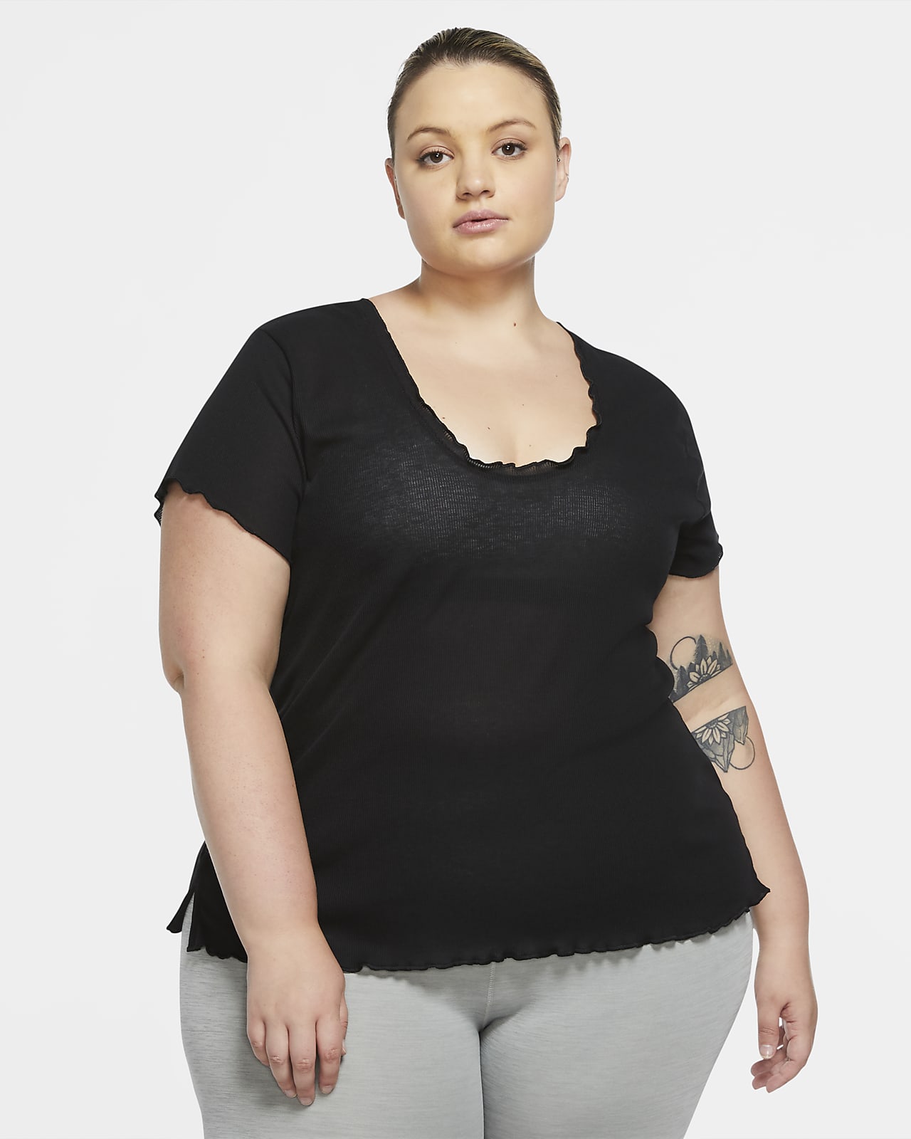 Nike Yoga kortermet overdel til dame (Plus Size). Nike NO Dame Store størrelser Yoga Overdeler og T skjorter. Nike NO