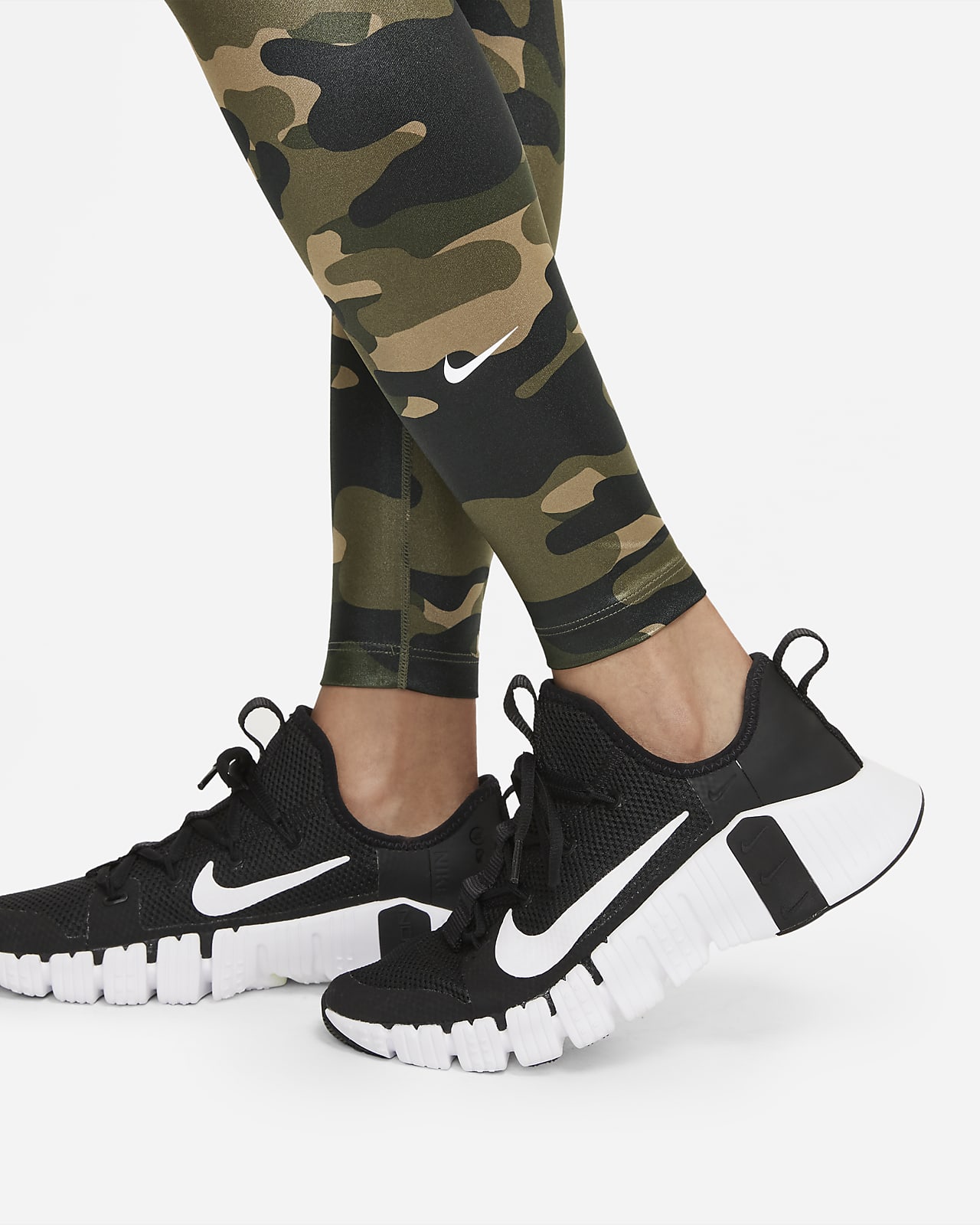 Nike Dri-FIT One Women's Mid-Rise Camo Leggings : : Clothing,  Shoes & Accessories