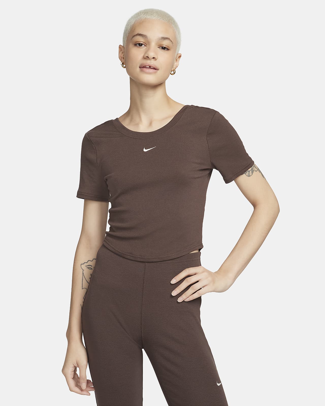 Γυναικεία κοντομάνικη μπλούζα σε εφαρμοστή γραμμή με διακριτική ριμπ ύφανση και βαθύ στρογγυλό άνοιγμα πίσω Nike Sportswear Chill Knit
