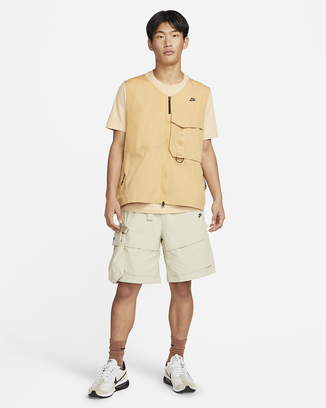 Woven Unlined Cargo Shorts. Nike 