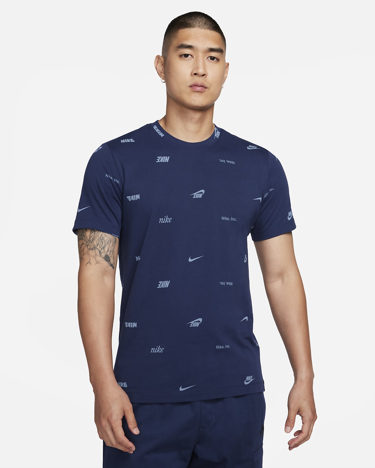 NIKE公式】ナイキ クラブ メンズ オールオーバー プリント Tシャツ.オンラインストア (通販サイト)