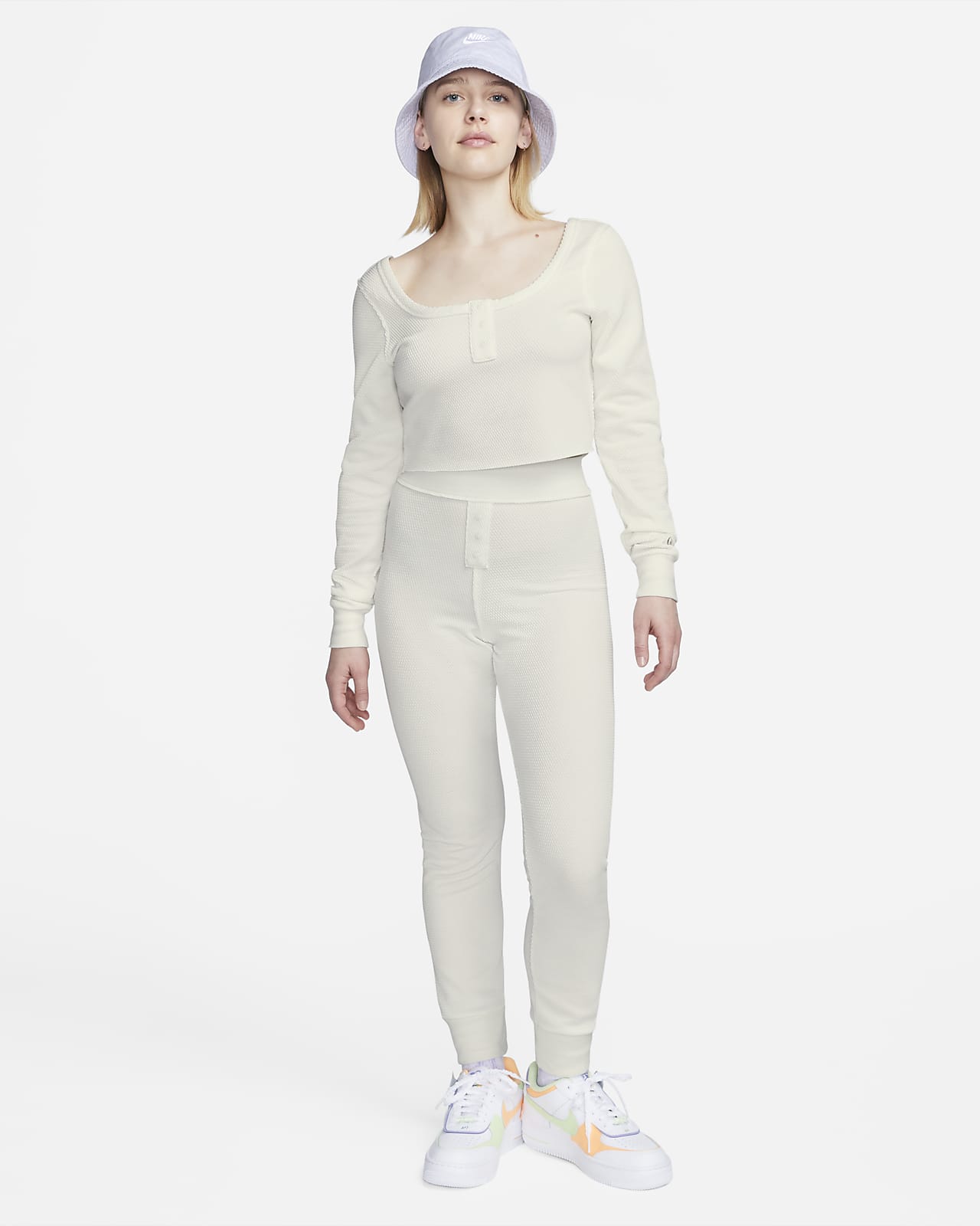 Women\'s Modern Long-Sleeve Crop Nike Everyday Sportswear Top.