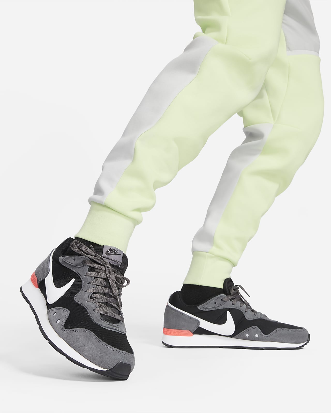 Pantaloni jogger in tessuto Nike Sportswear Tech Fleece - Uomo. Nike CH